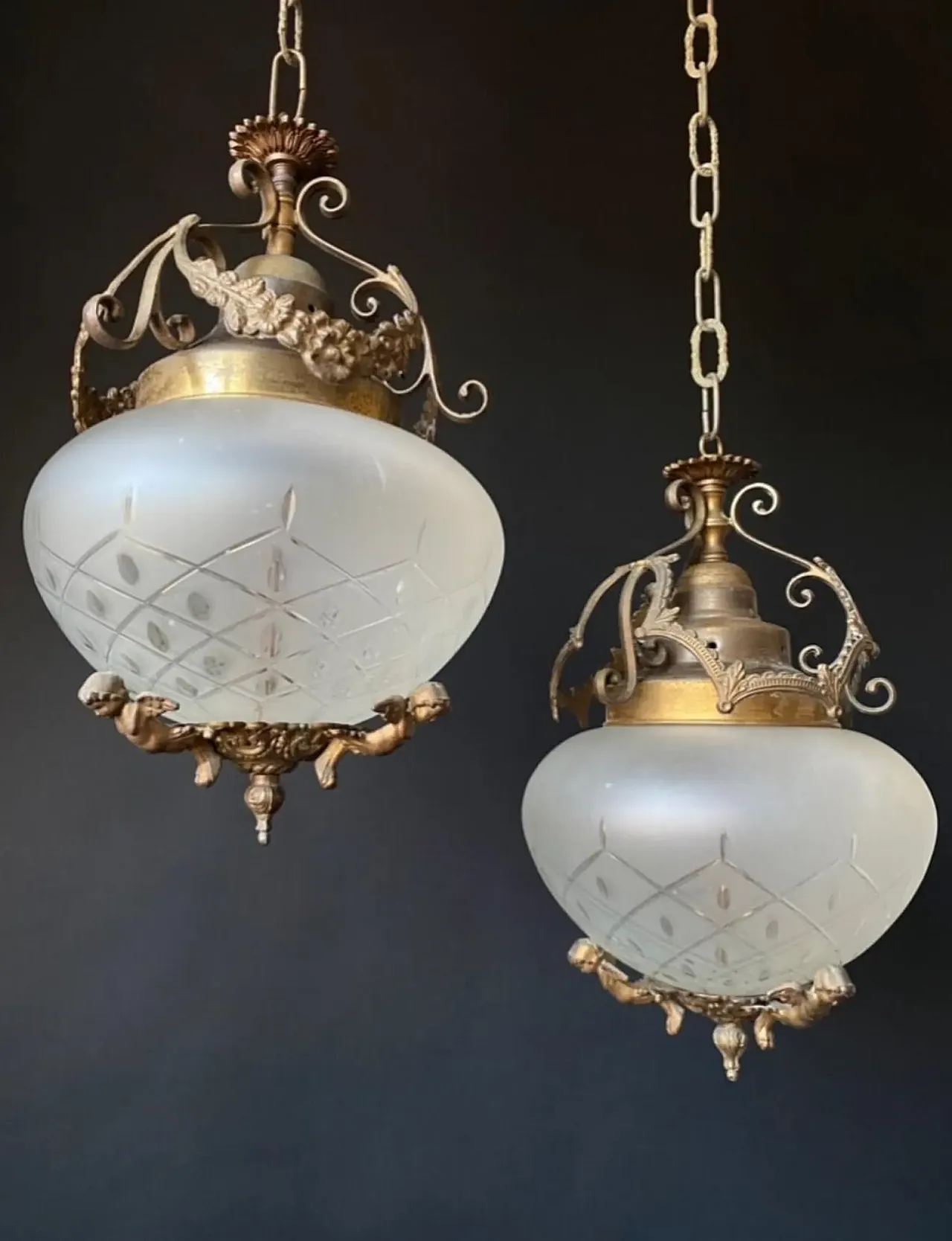 Pair of chandeliers in brass with putti, 20th century 2