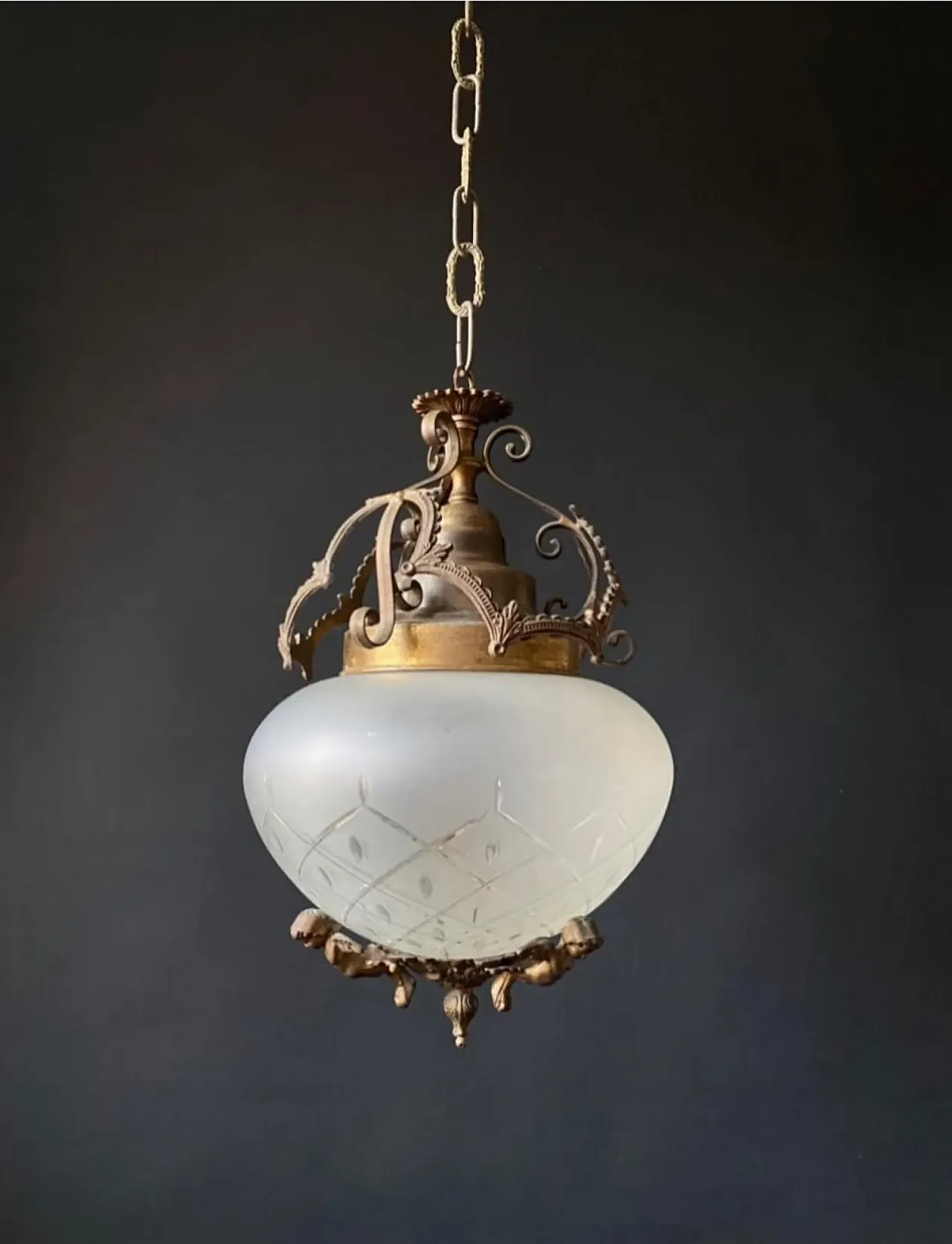 Pair of chandeliers in brass with putti, 20th century 3