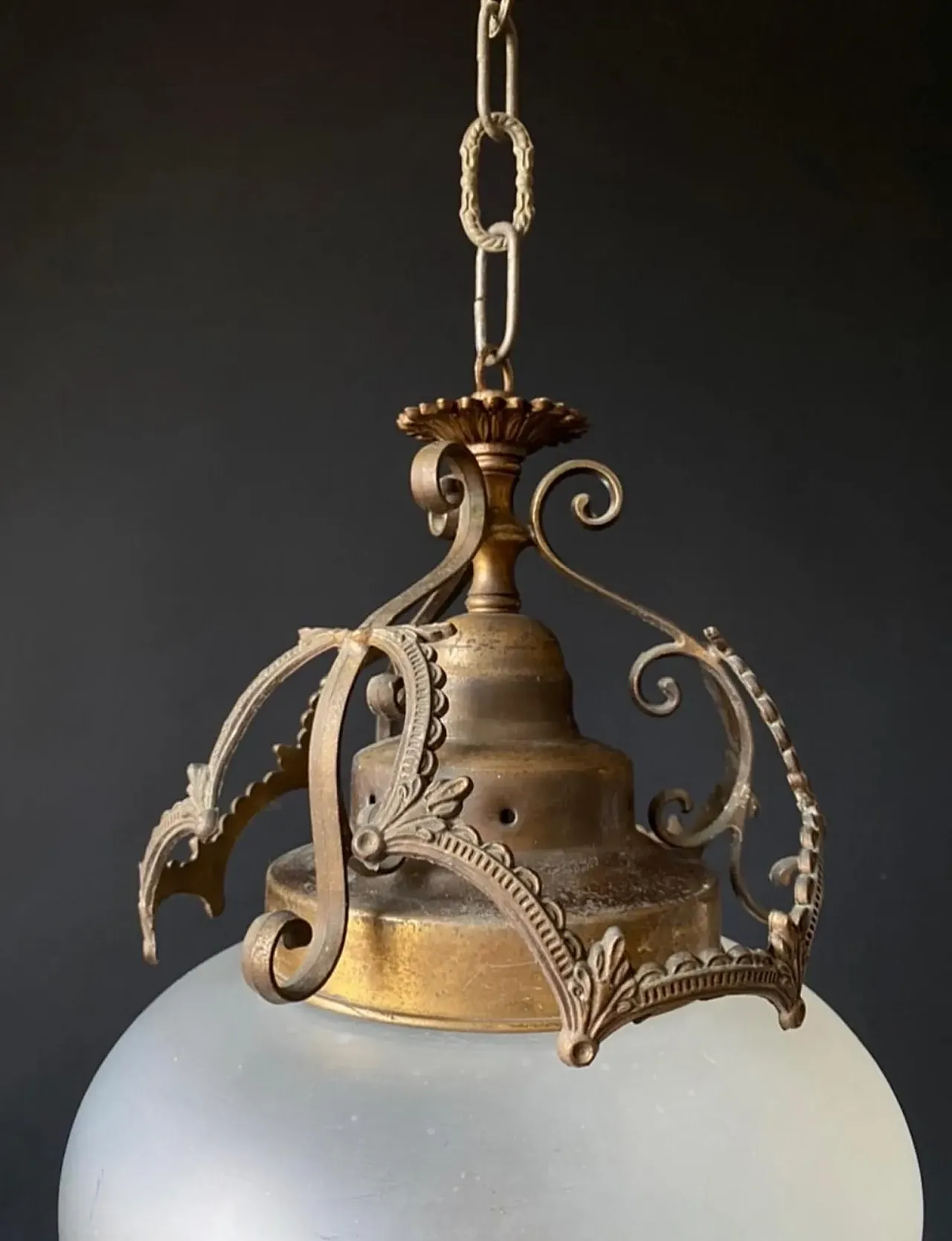Pair of chandeliers in brass with putti, 20th century 4