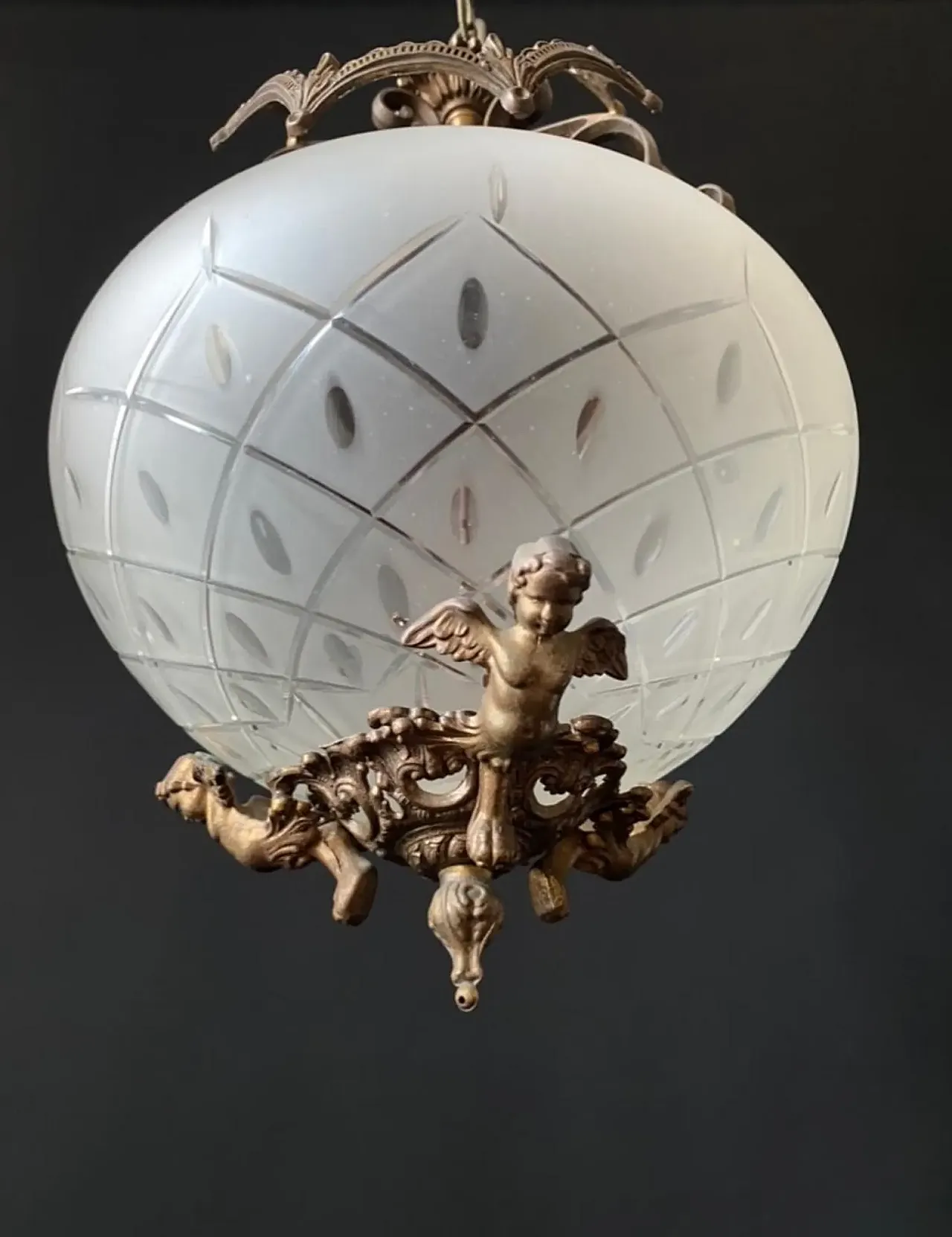 Pair of chandeliers in brass with putti, 20th century 5