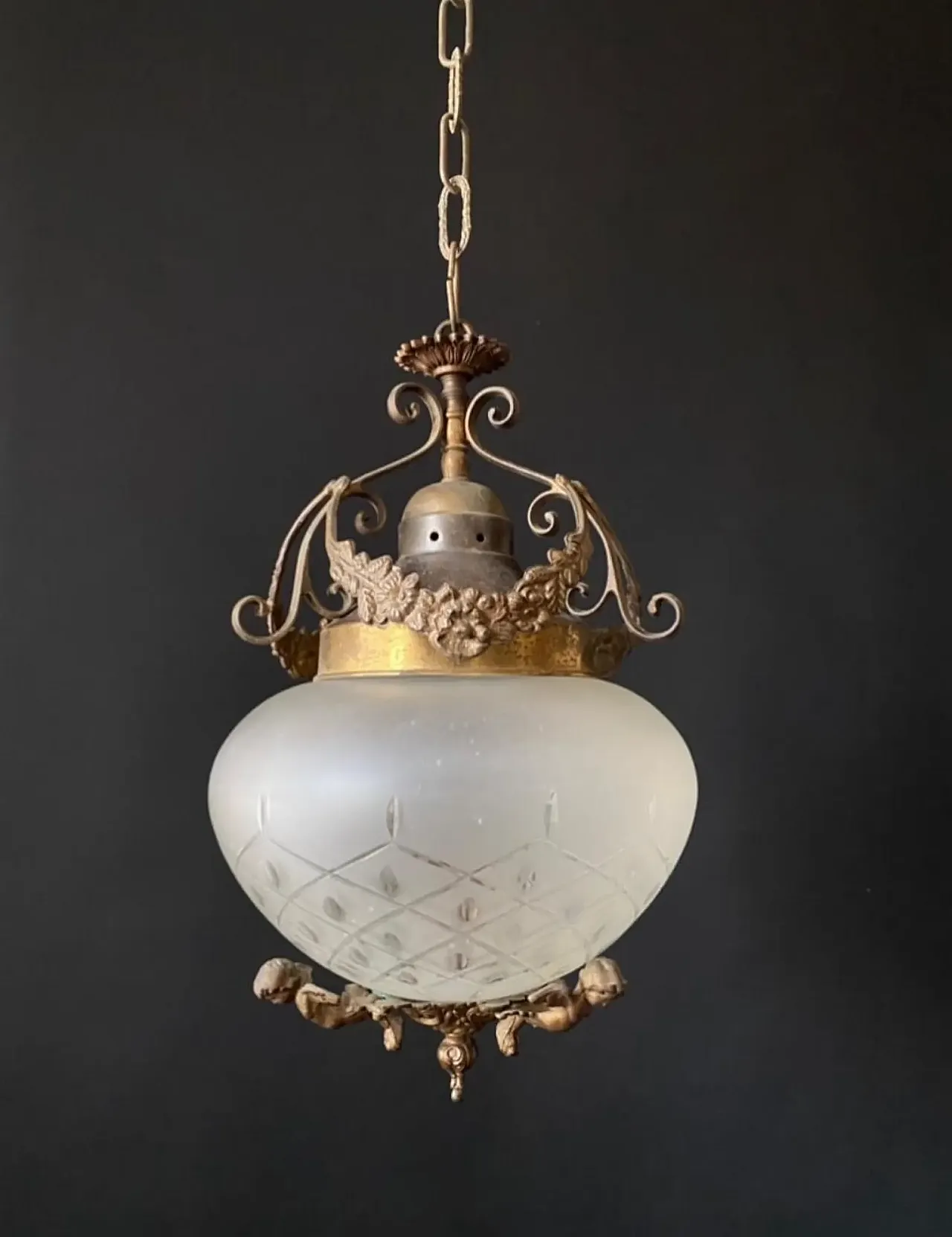 Pair of chandeliers in brass with putti, 20th century 6