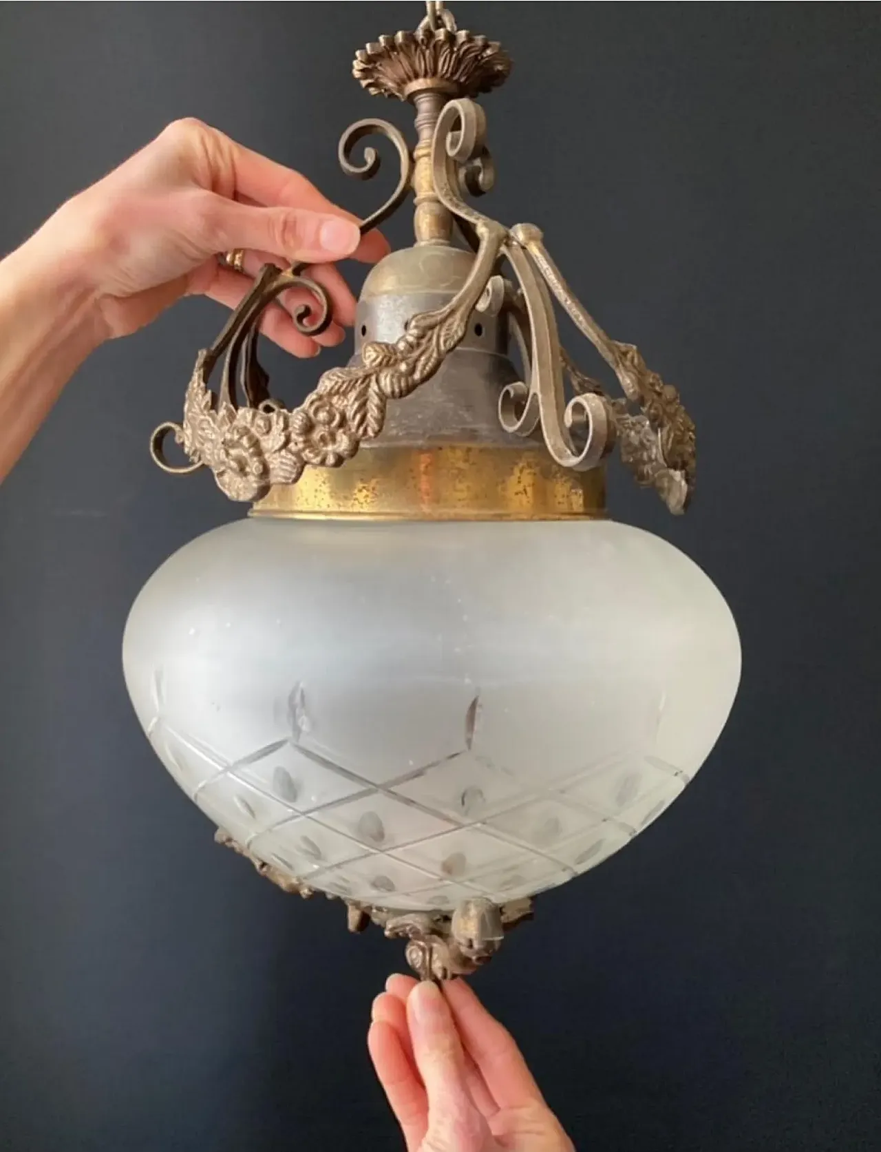 Pair of chandeliers in brass with putti, 20th century 7