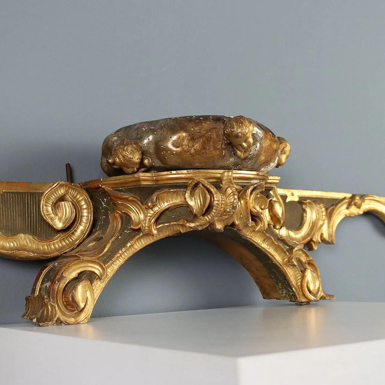Carved, lacquered and gilded wooden canopy railing, 18th century 3