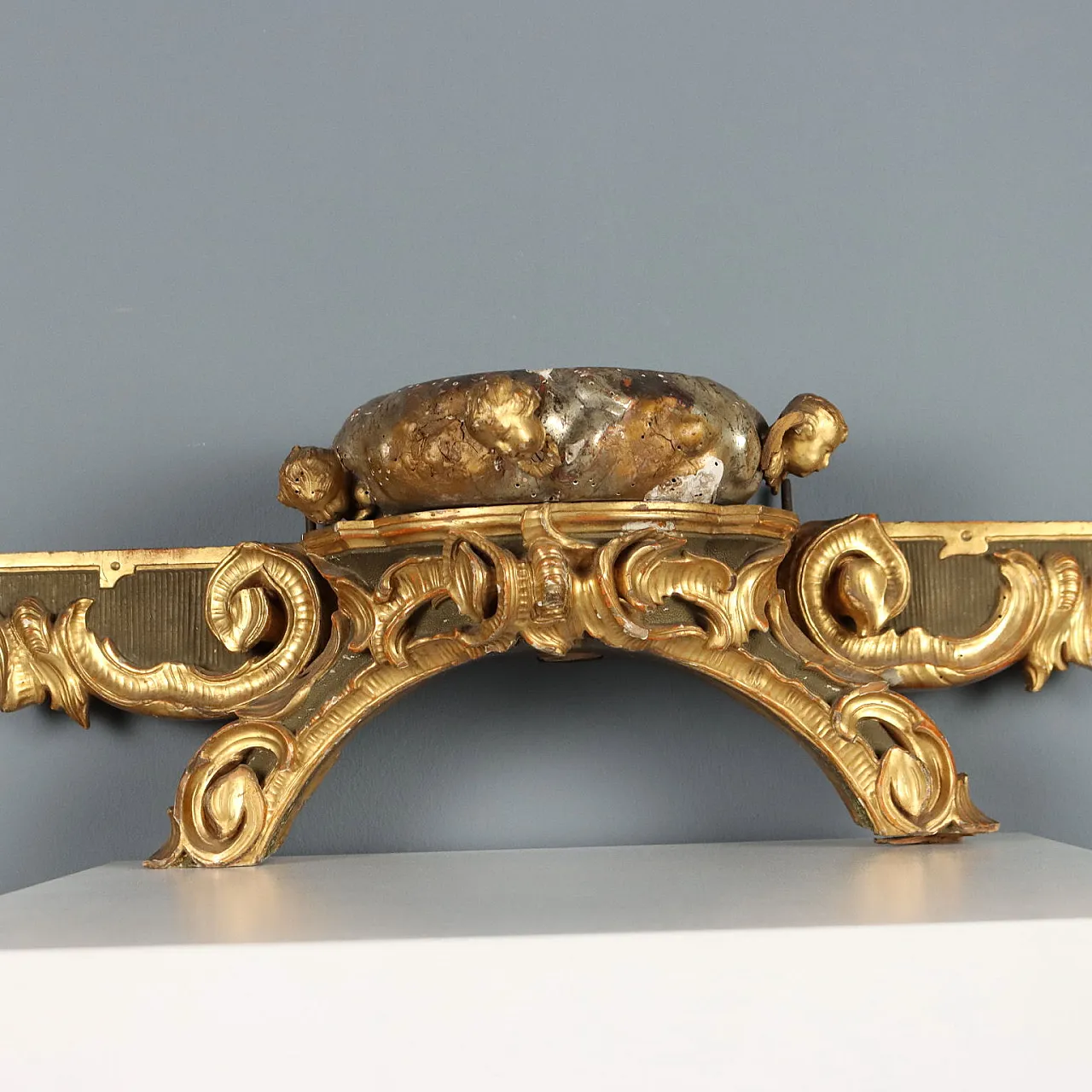 Carved, lacquered and gilded wooden canopy railing, 18th century 4