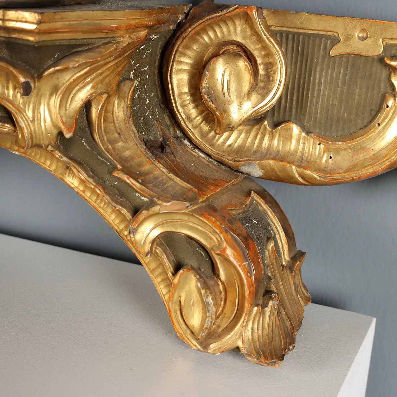 Carved, lacquered and gilded wooden canopy railing, 18th century 9