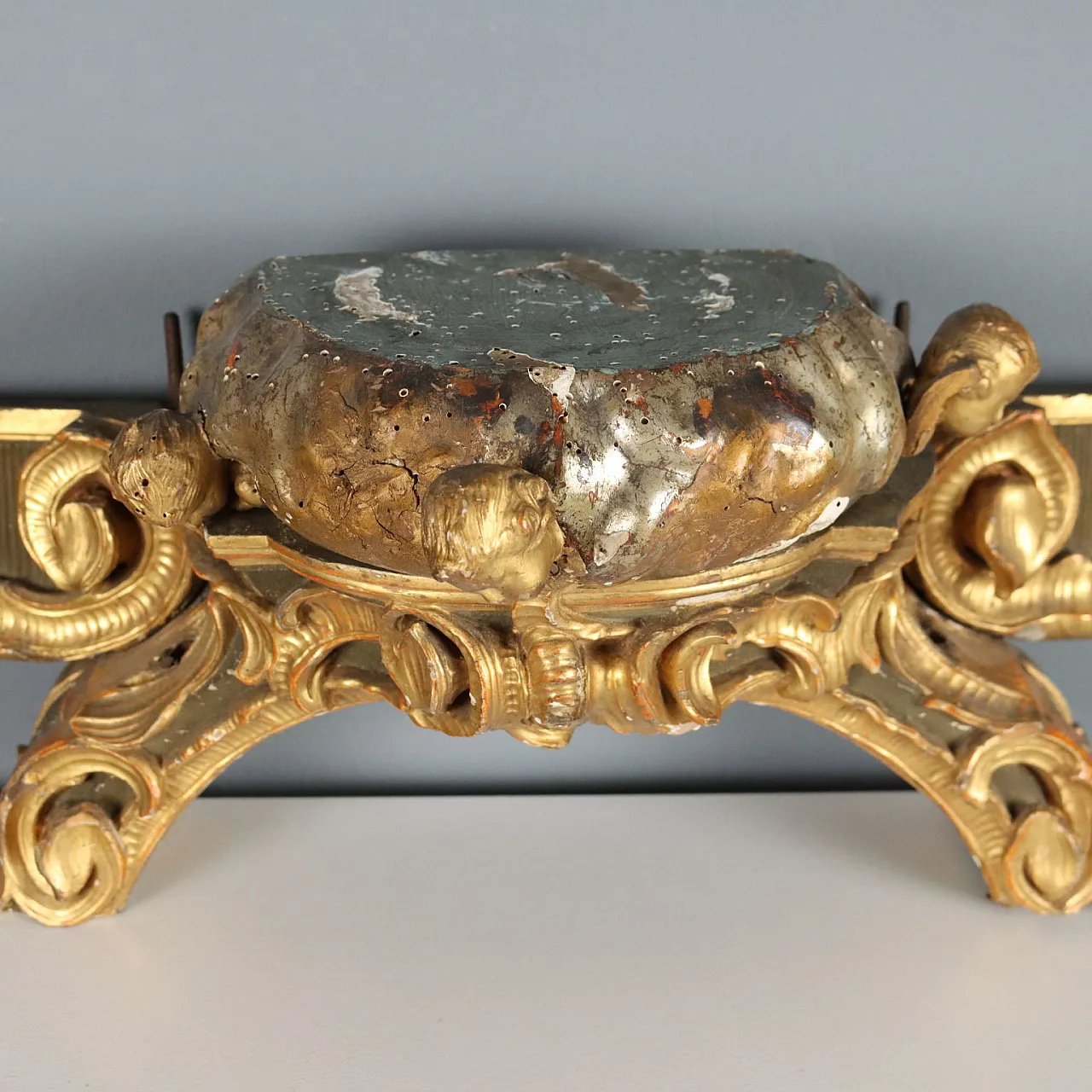 Carved, lacquered and gilded wooden canopy railing, 18th century 10