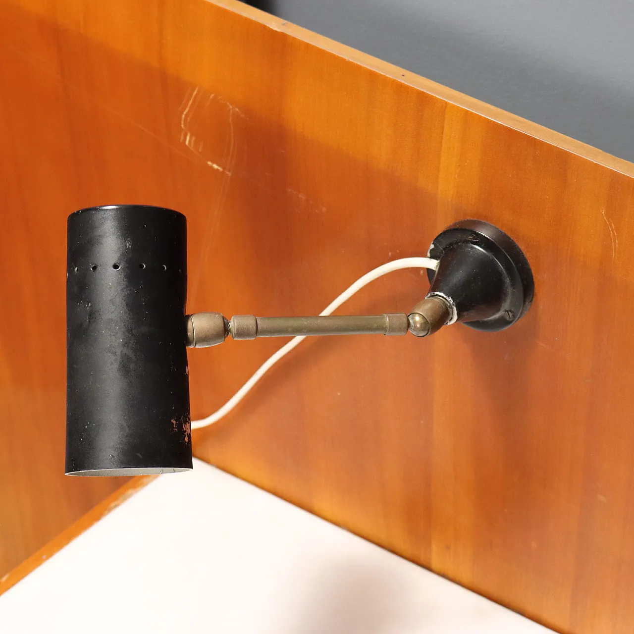 Testata con comodini sospesi e lampade orientabili, '900 6