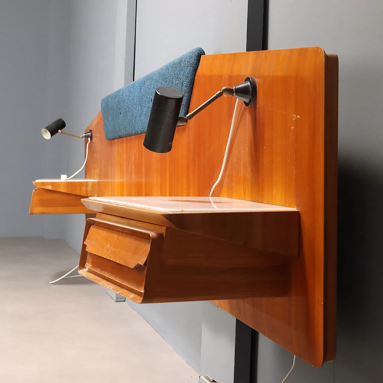 Testata con comodini sospesi e lampade orientabili, '900 10