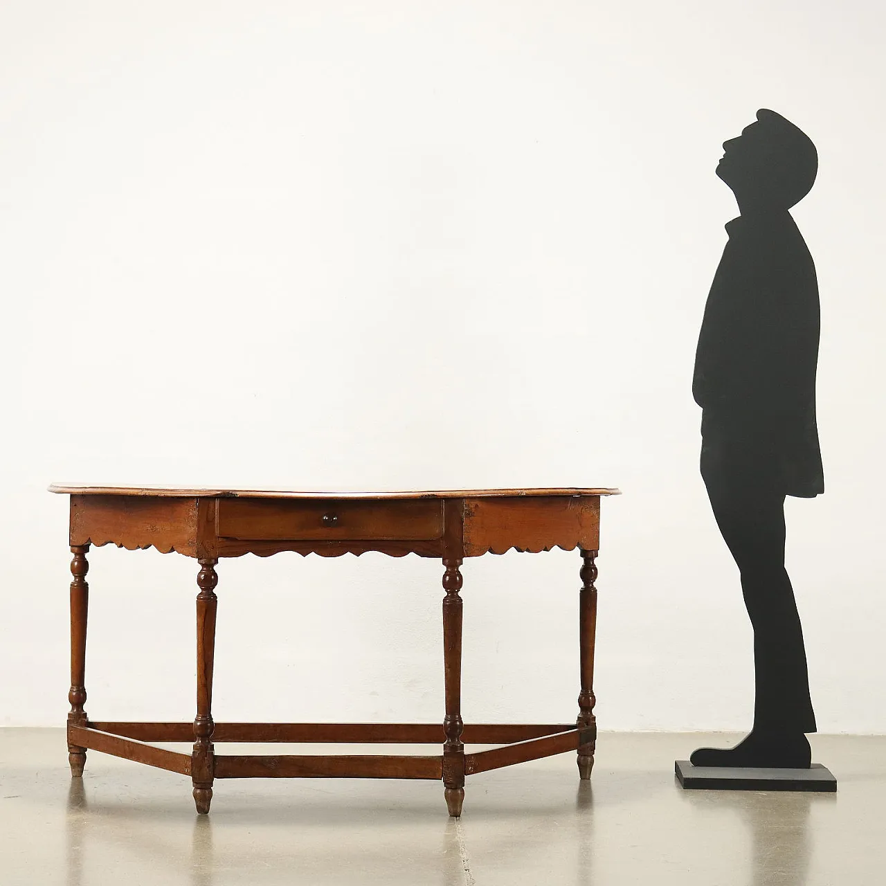 Shaped cherry console table, early 18th century 3