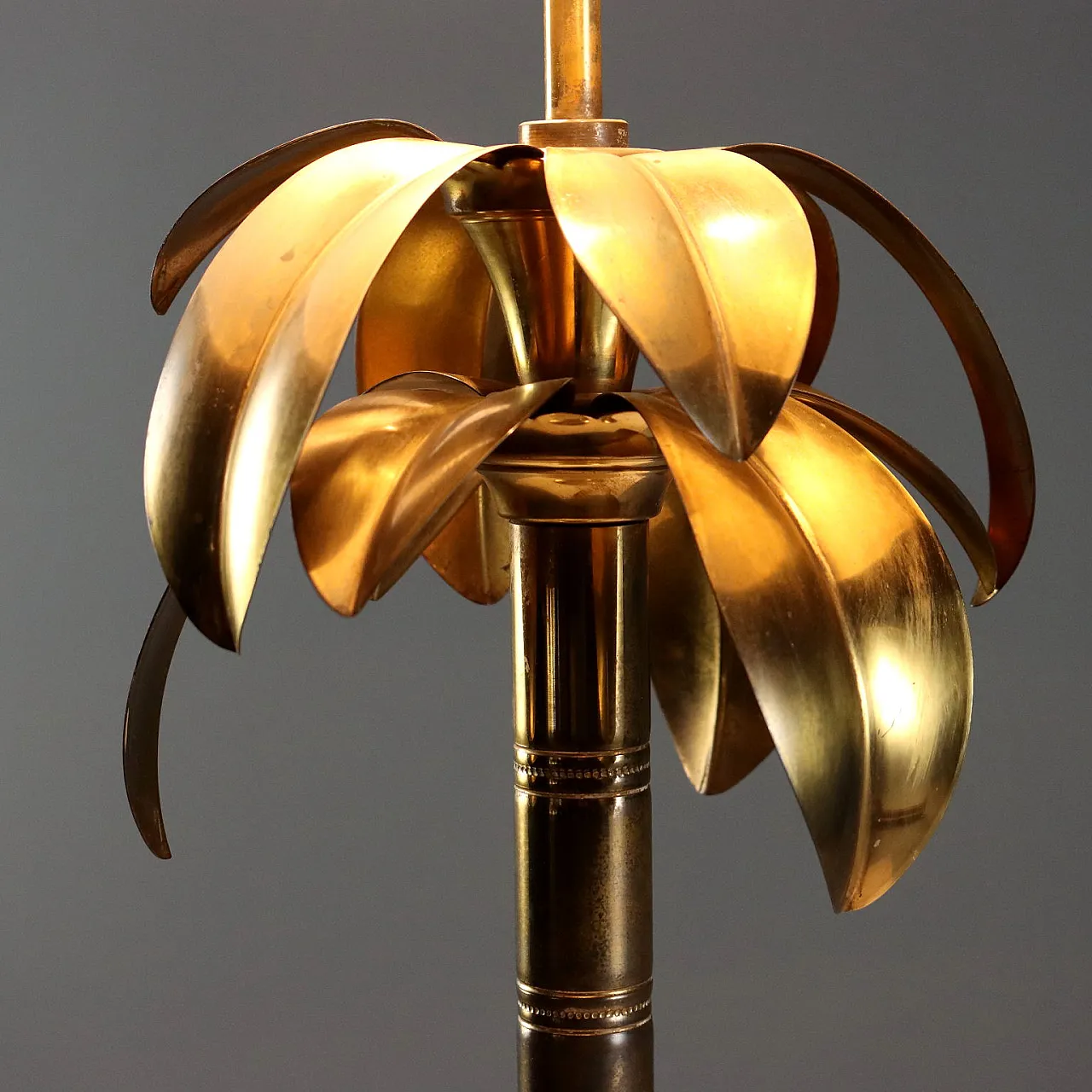 Brass lamp with leaf decoration and fabric lampshade, 20th century 4