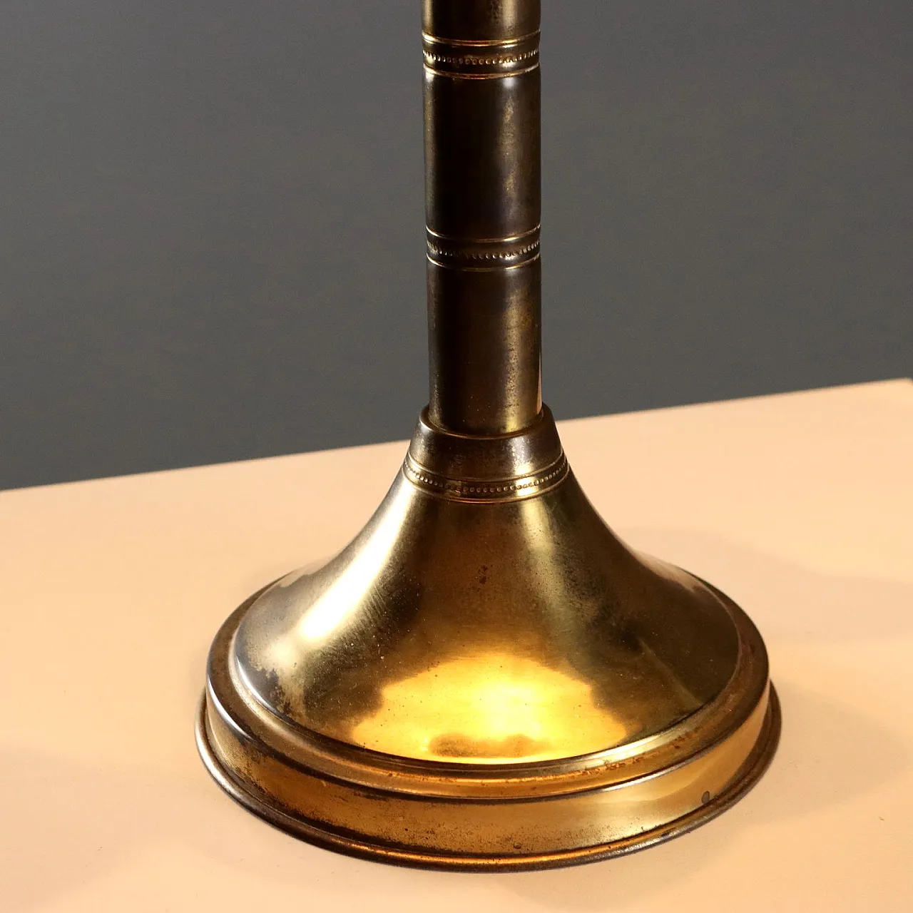 Brass lamp with leaf decoration and fabric lampshade, 20th century 5