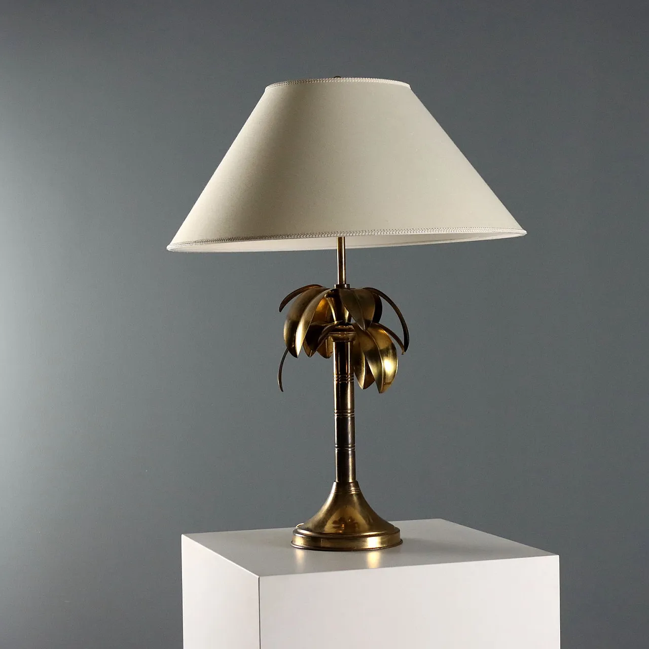 Brass lamp with leaf decoration and fabric lampshade, 20th century 6