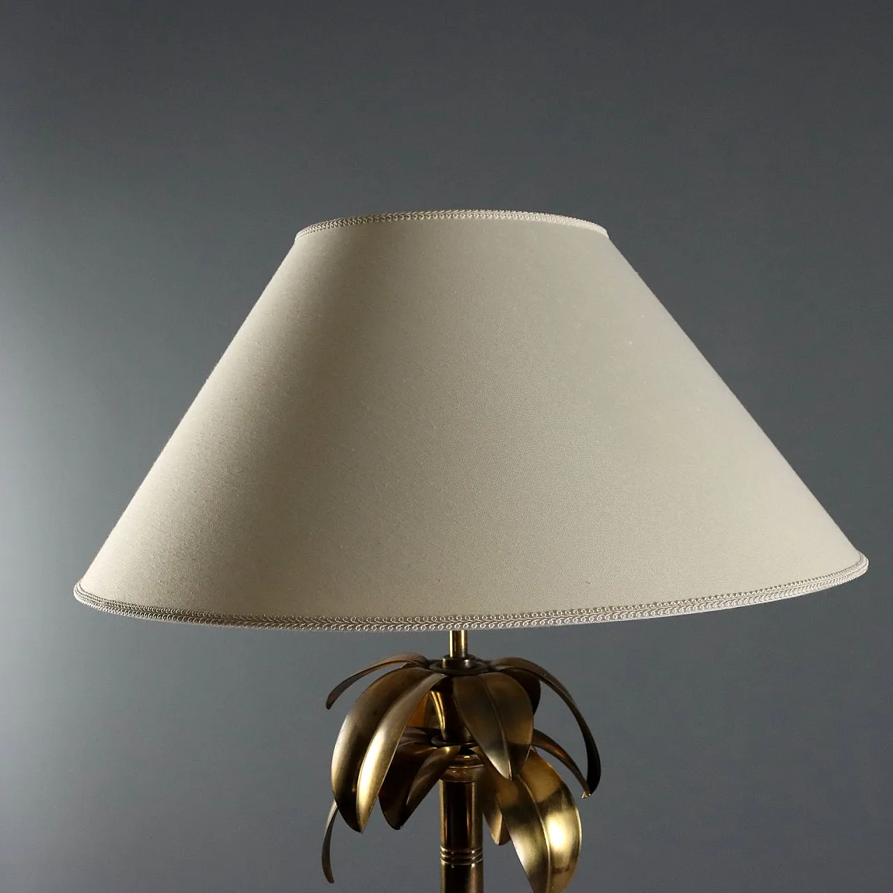 Brass lamp with leaf decoration and fabric lampshade, 20th century 7