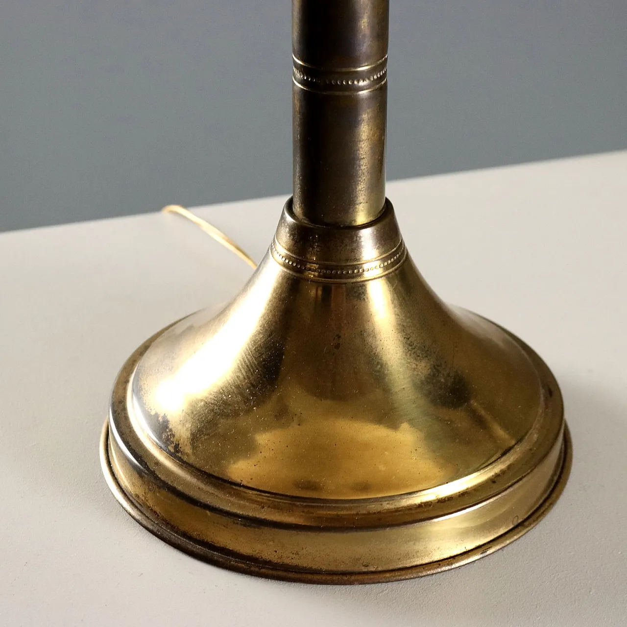 Brass lamp with leaf decoration and fabric lampshade, 20th century 9