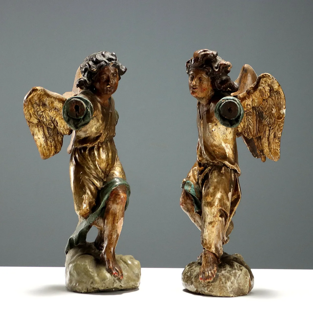 Pair of carved, lacquered and gilded wooden angels, 18th century 1