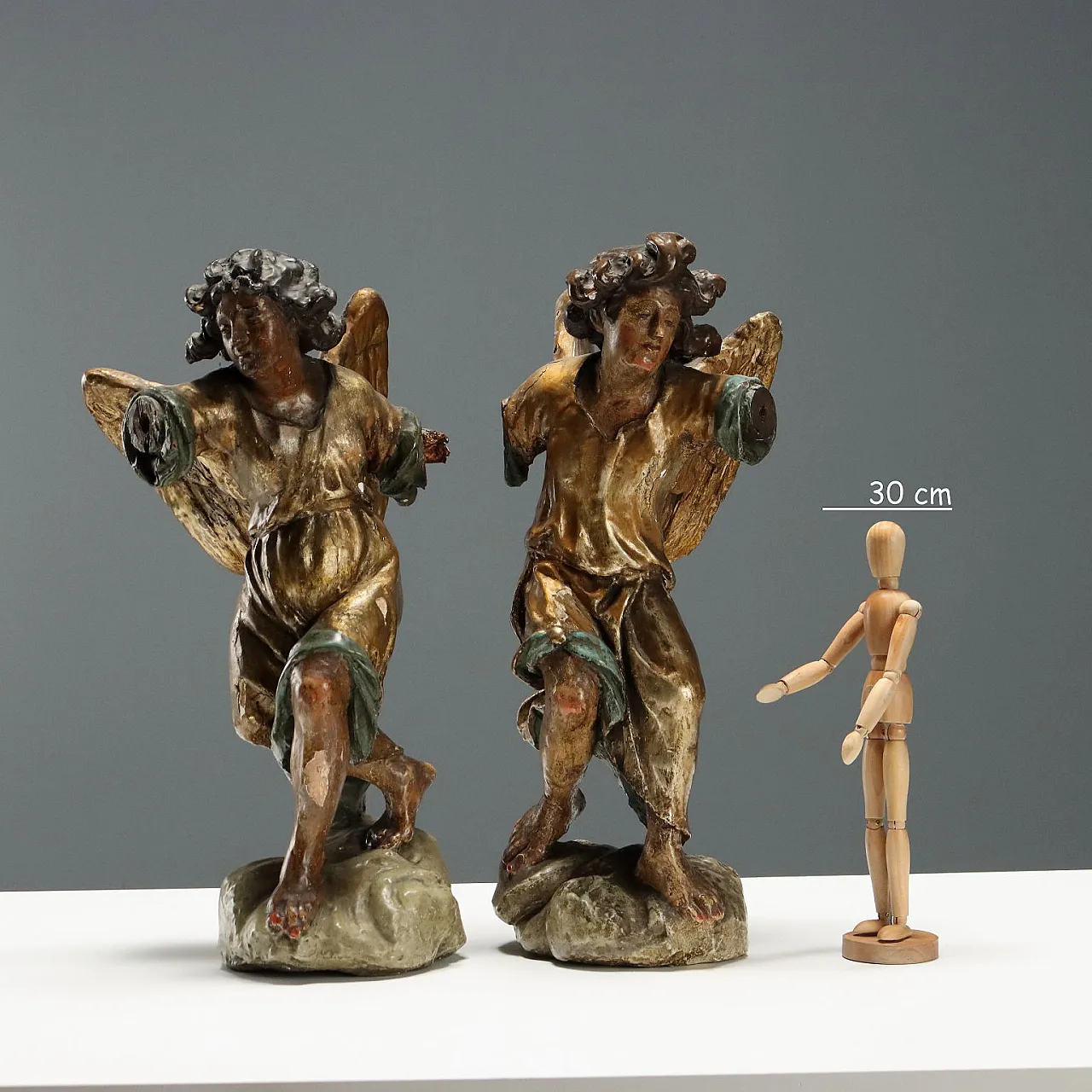 Pair of carved, lacquered and gilded wooden angels, 18th century 3
