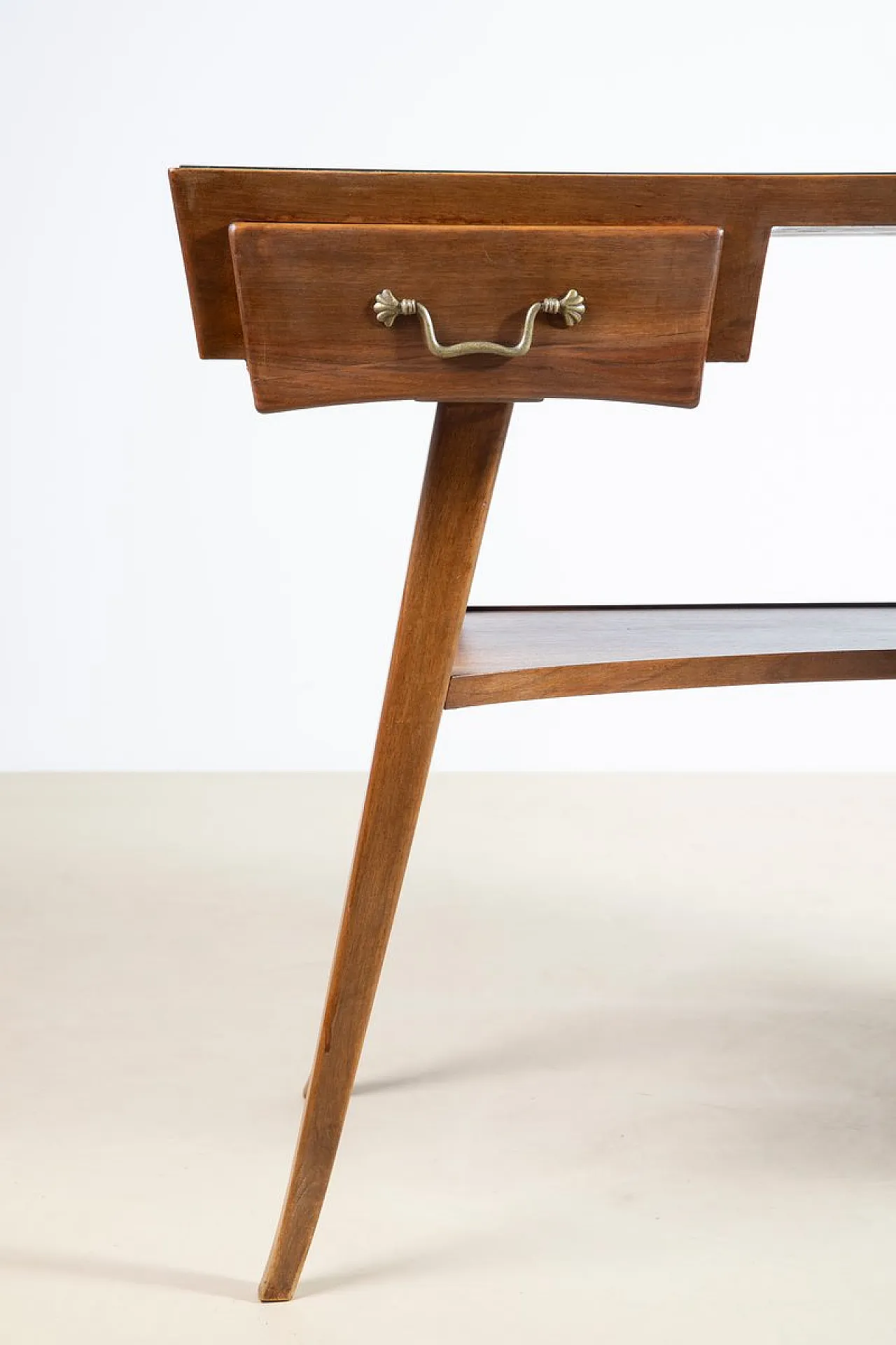 Scrivania Mid-Century in noce con ripiano in vetro, anni '50 4