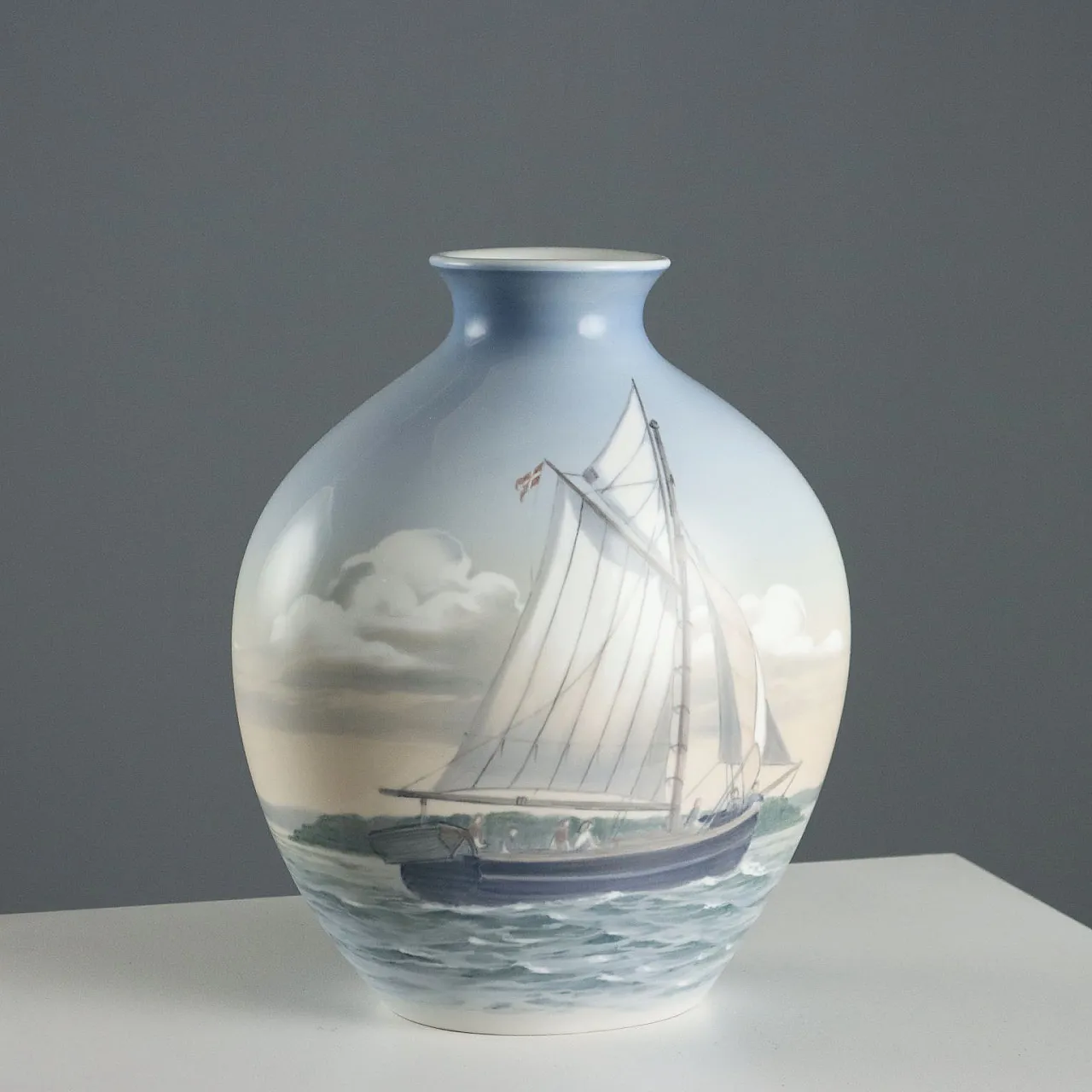 Vaso in porcellana con decoro raffigurante barche a vela, '900 1