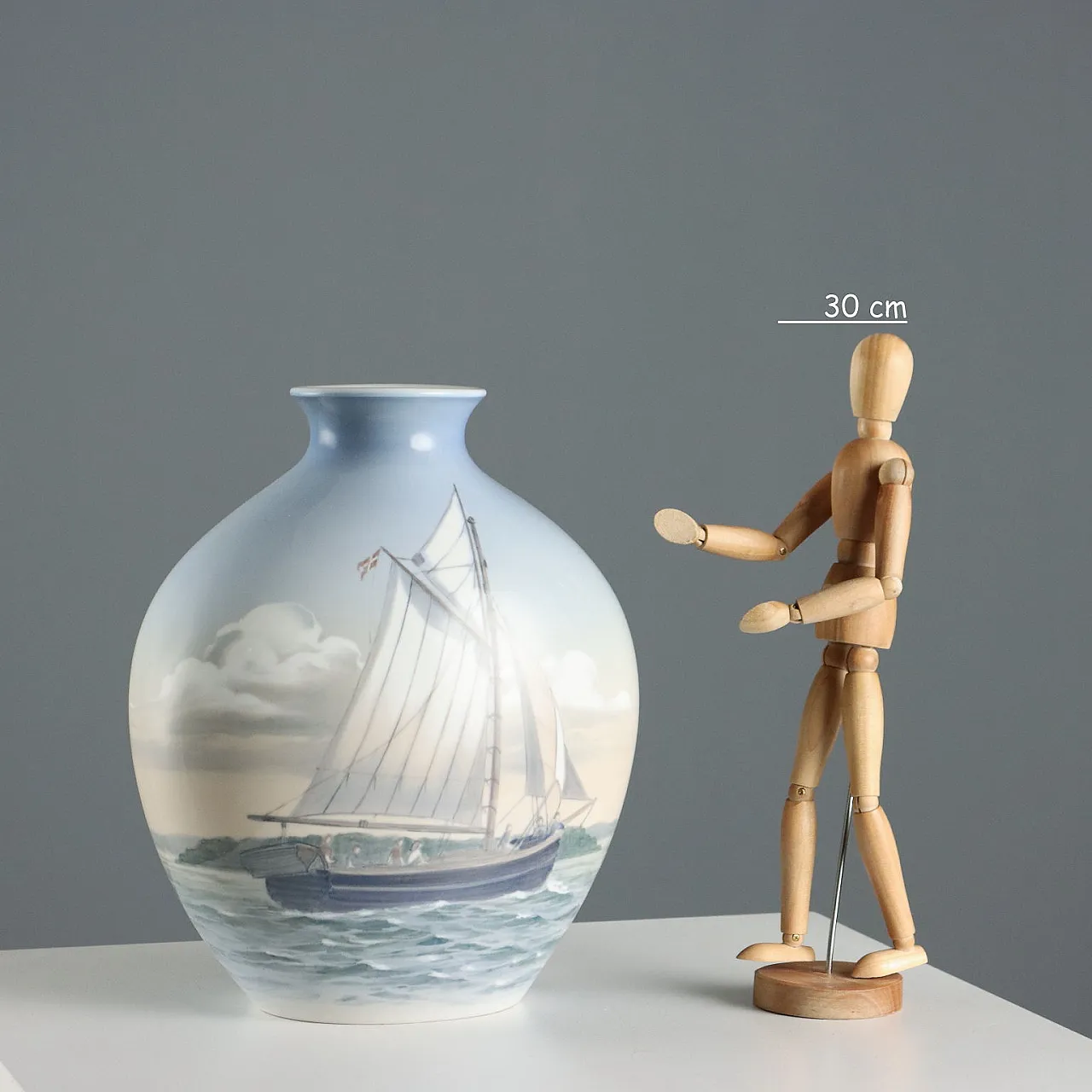 Vaso in porcellana con decoro raffigurante barche a vela, '900 2