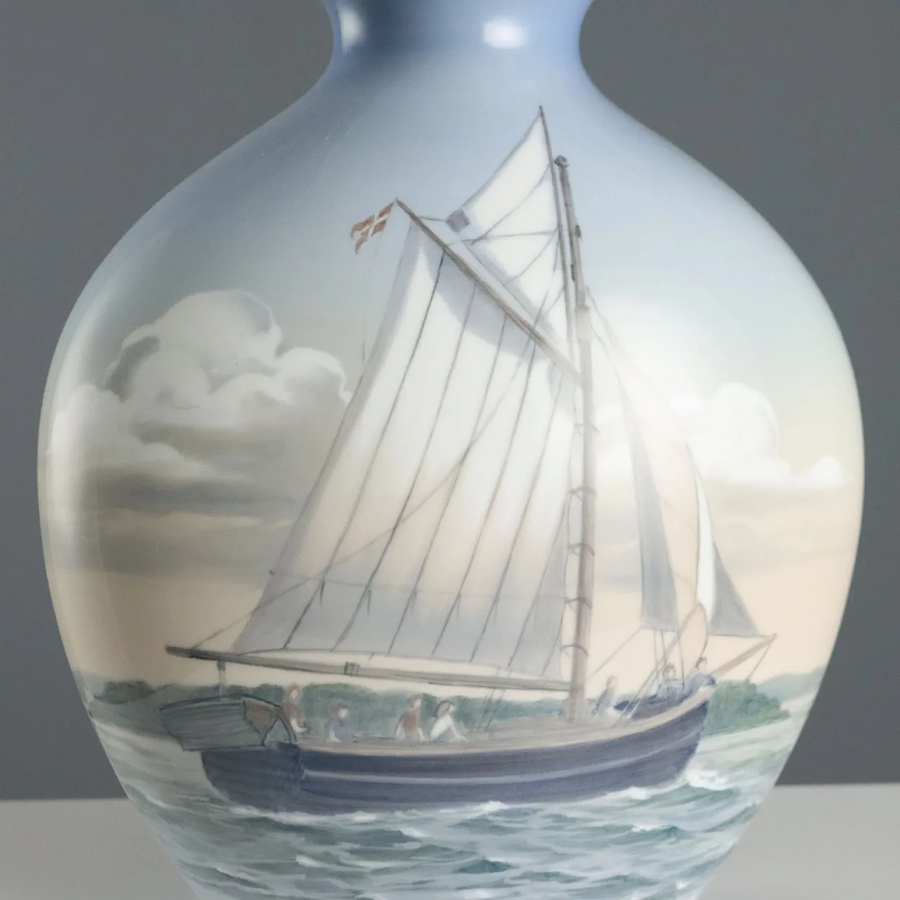 Vaso in porcellana con decoro raffigurante barche a vela, '900 4