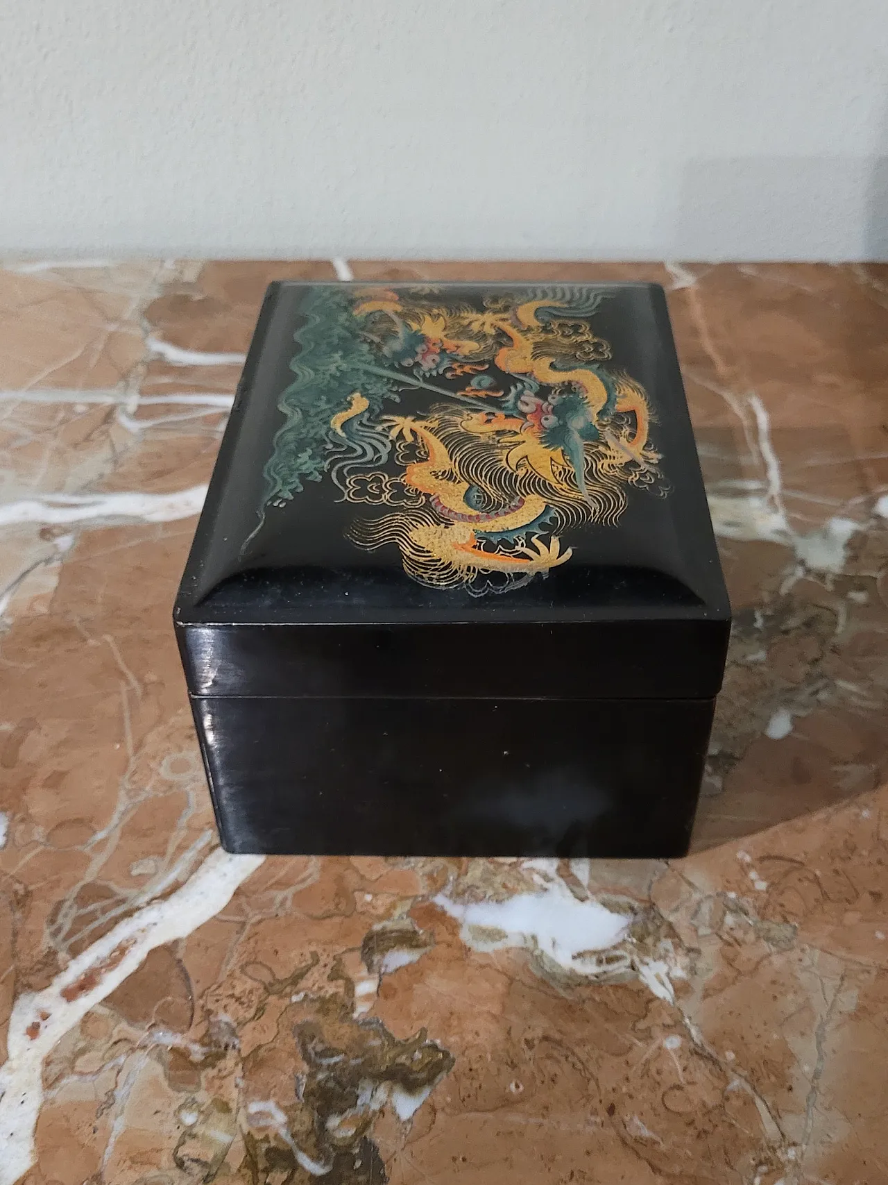 Lacquer box, Japan, with dragon decoration, 20th century 5