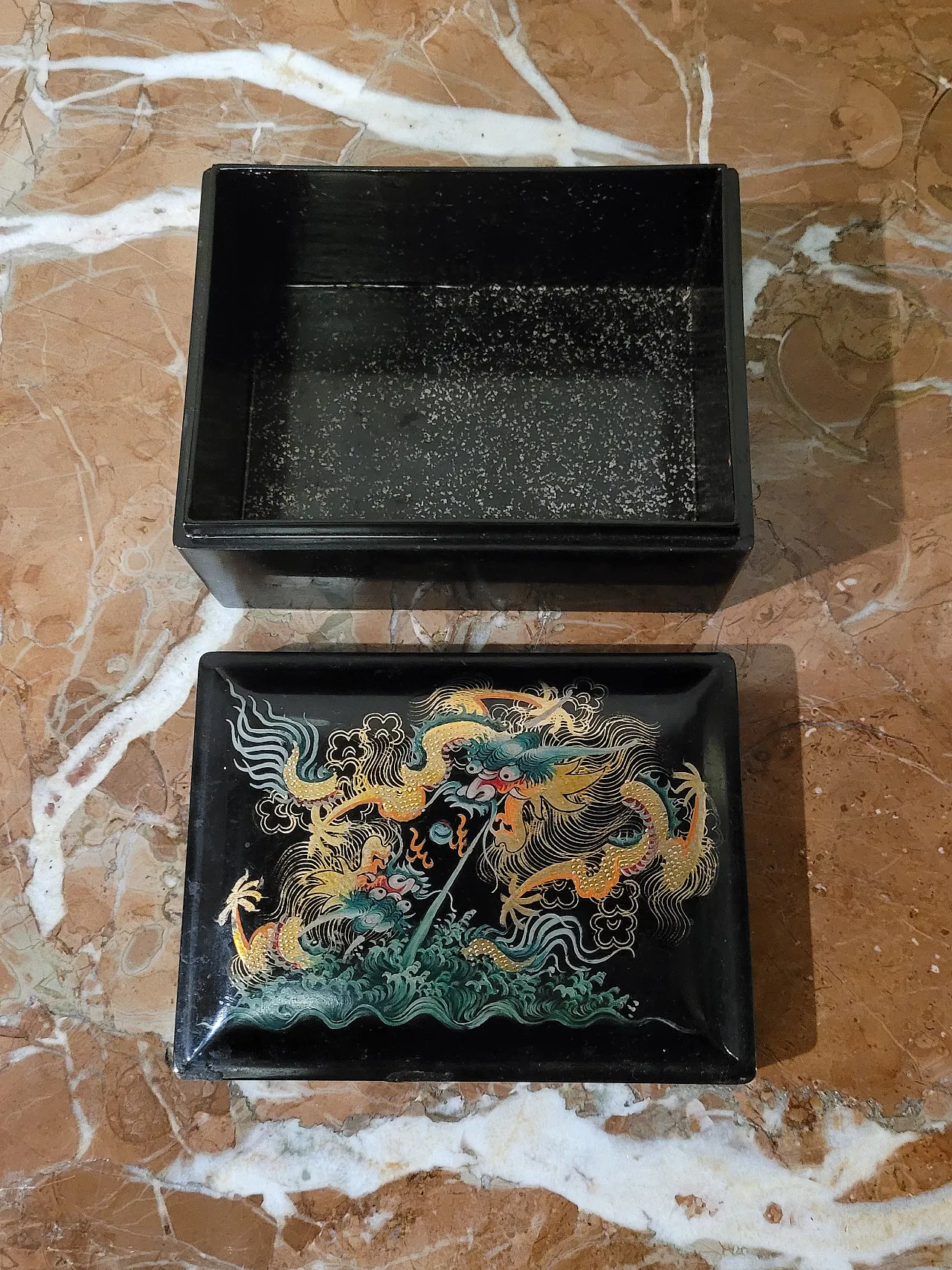 Lacquer box, Japan, with dragon decoration, 20th century 7