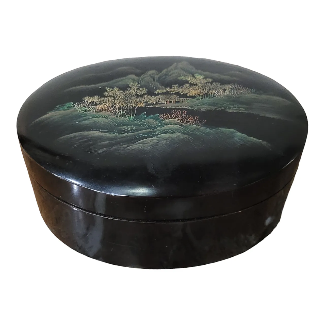 Lacquer box, Japan, with landscape decoration, 20th century 1