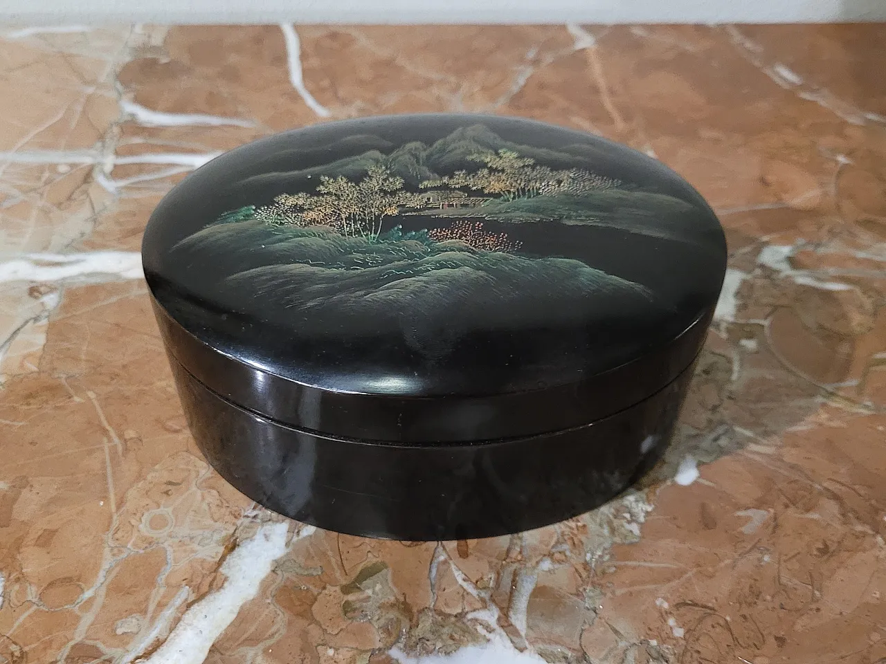 Lacquer box, Japan, with landscape decoration, 20th century 2