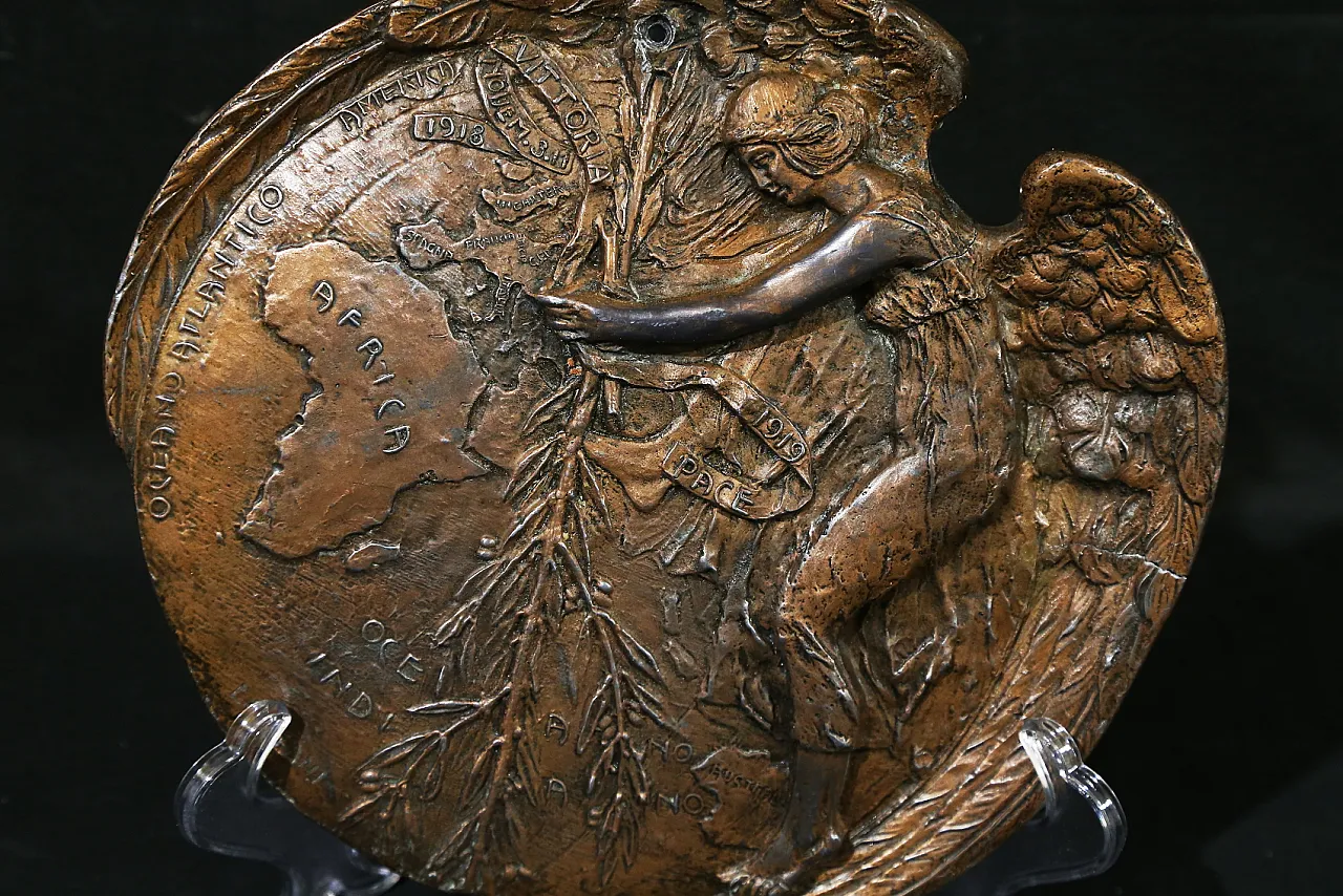 Bas-relief bronze plaque by Enea Stefani , angel of peace, 1920 5