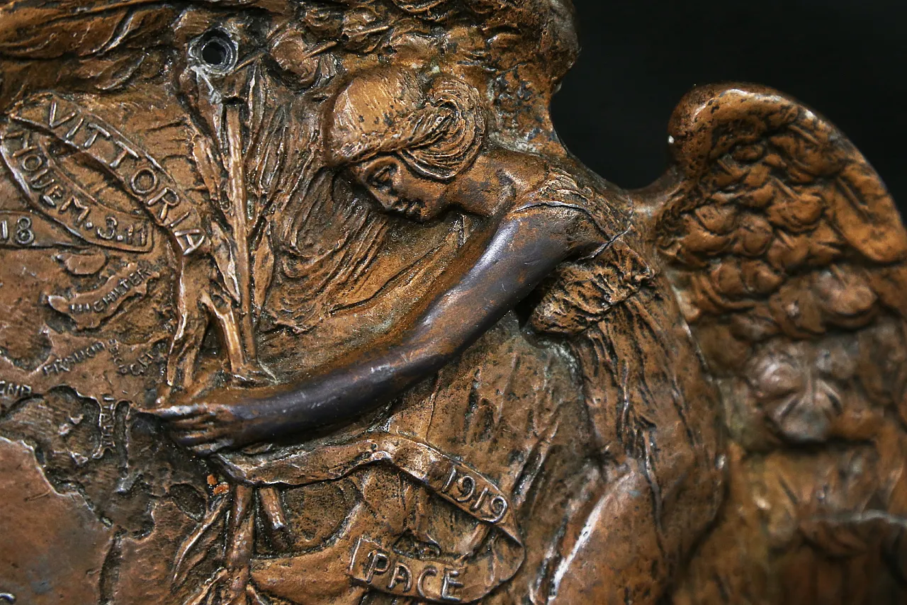 Bas-relief bronze plaque by Enea Stefani , angel of peace, 1920 6
