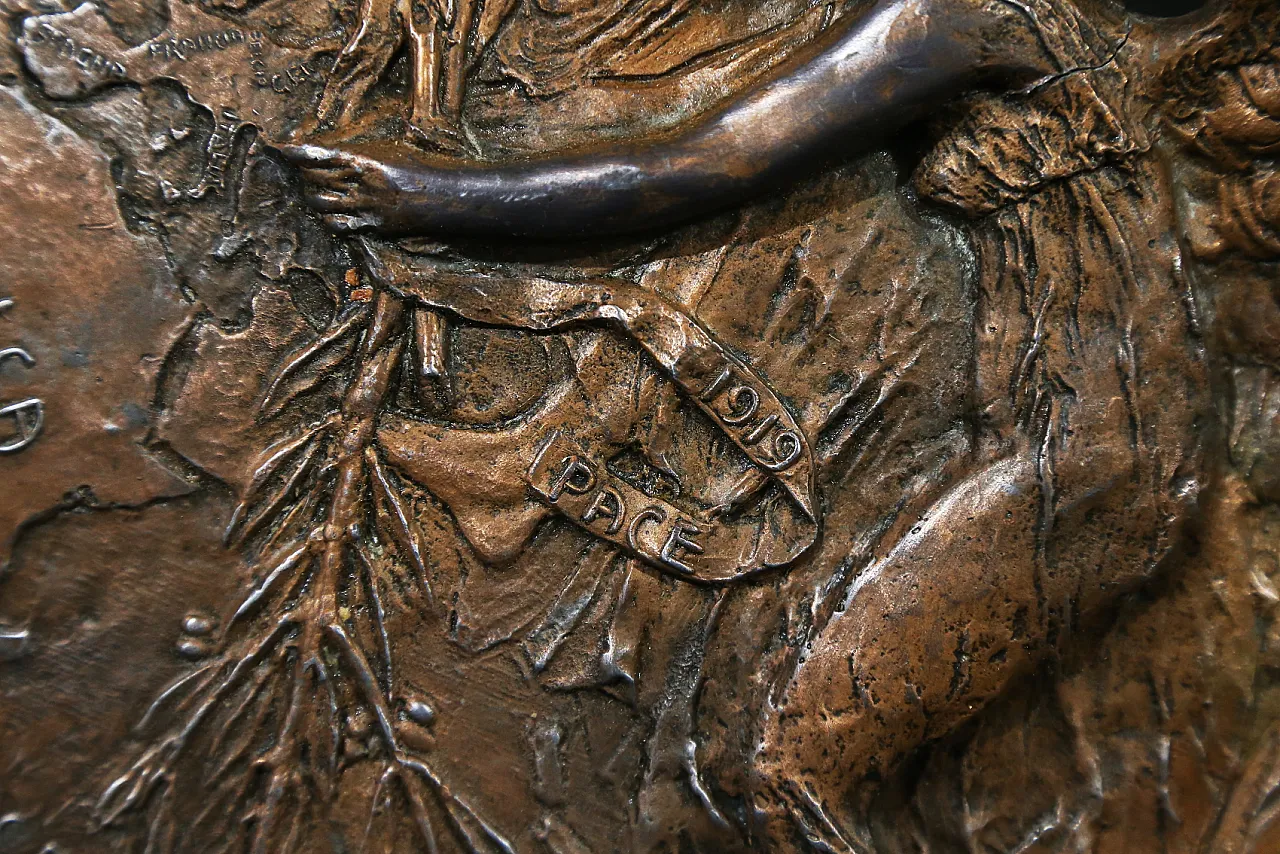 Bas-relief bronze plaque by Enea Stefani , angel of peace, 1920 9