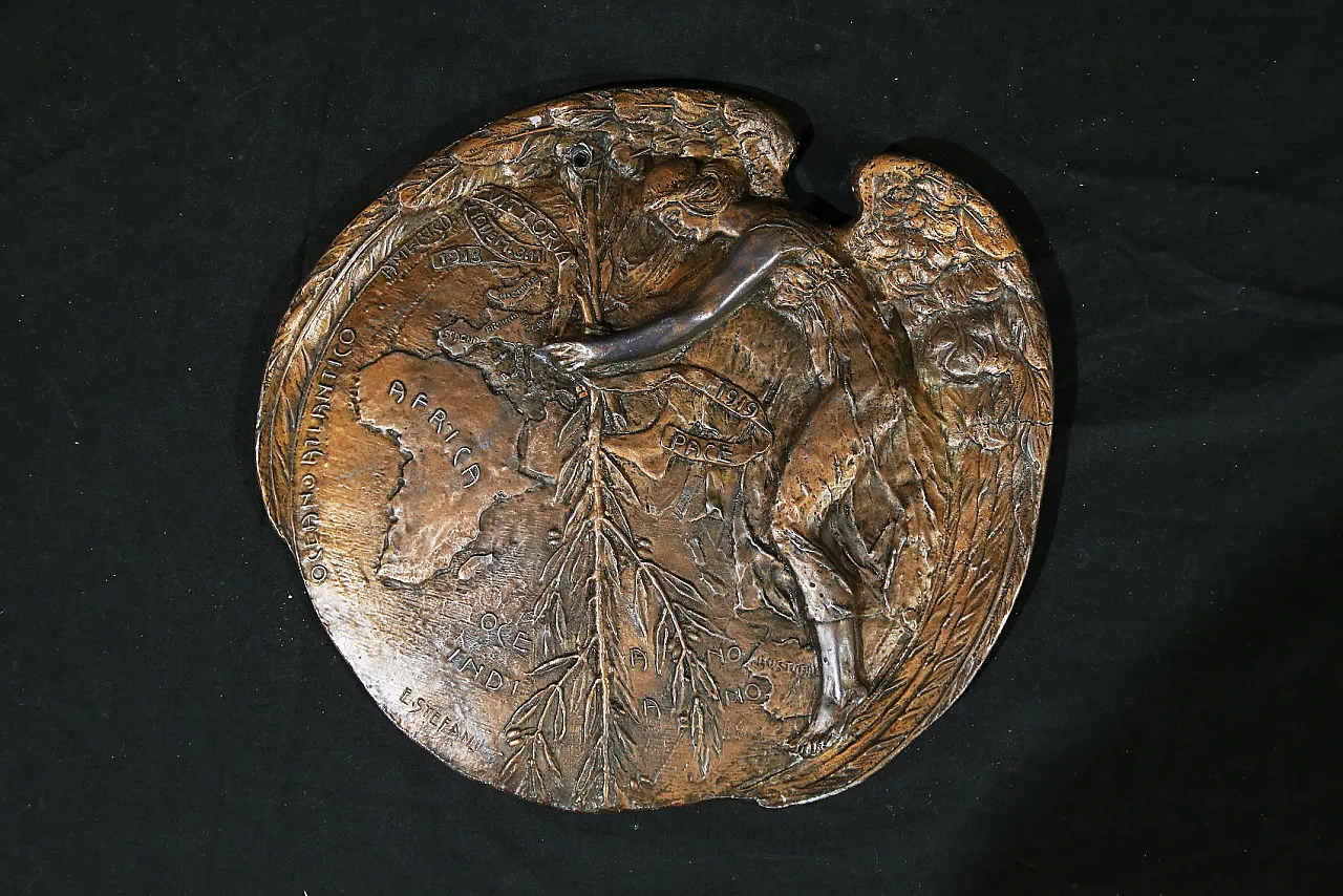 Bas-relief bronze plaque by Enea Stefani , angel of peace, 1920 10