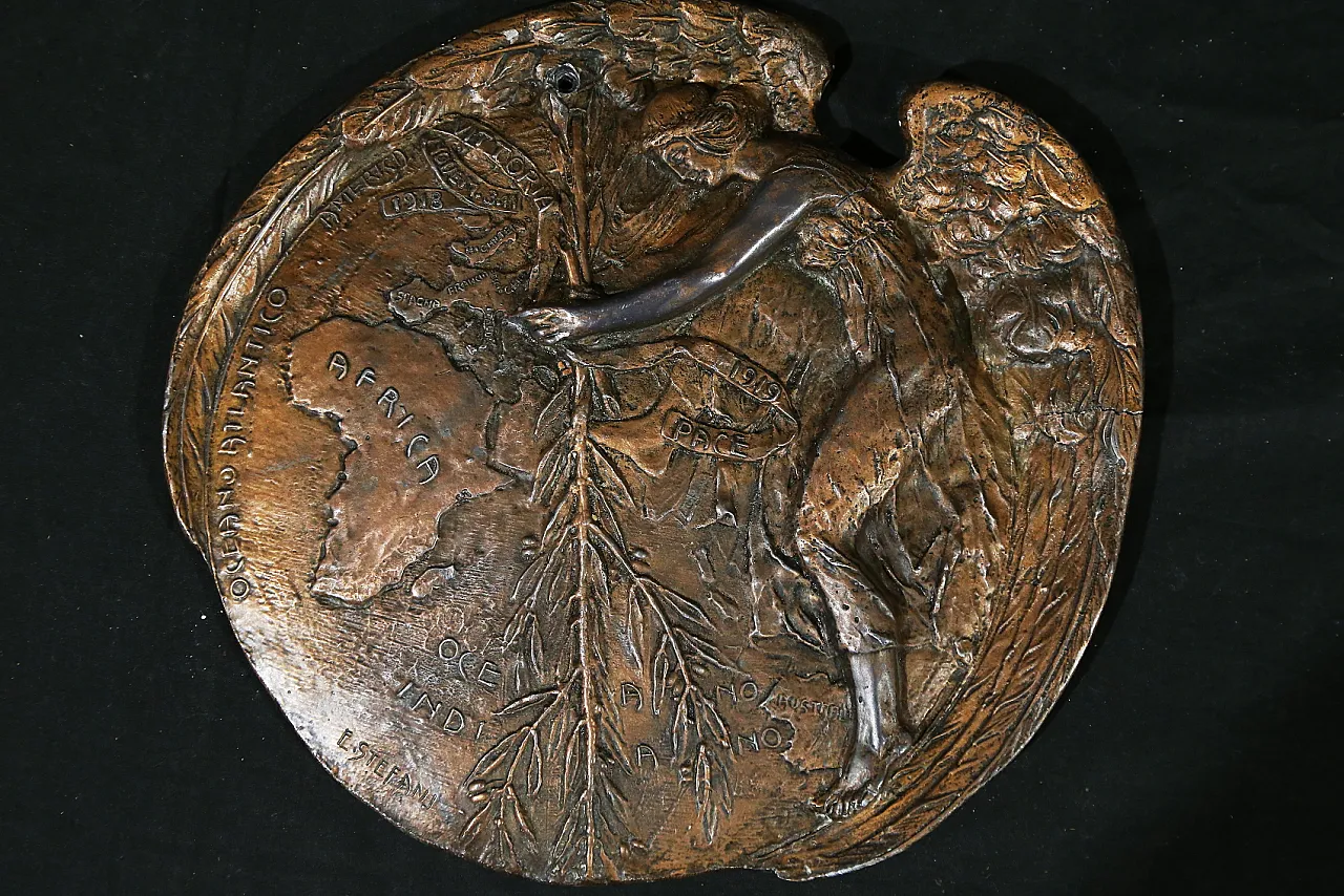 Bas-relief bronze plaque by Enea Stefani , angel of peace, 1920 11