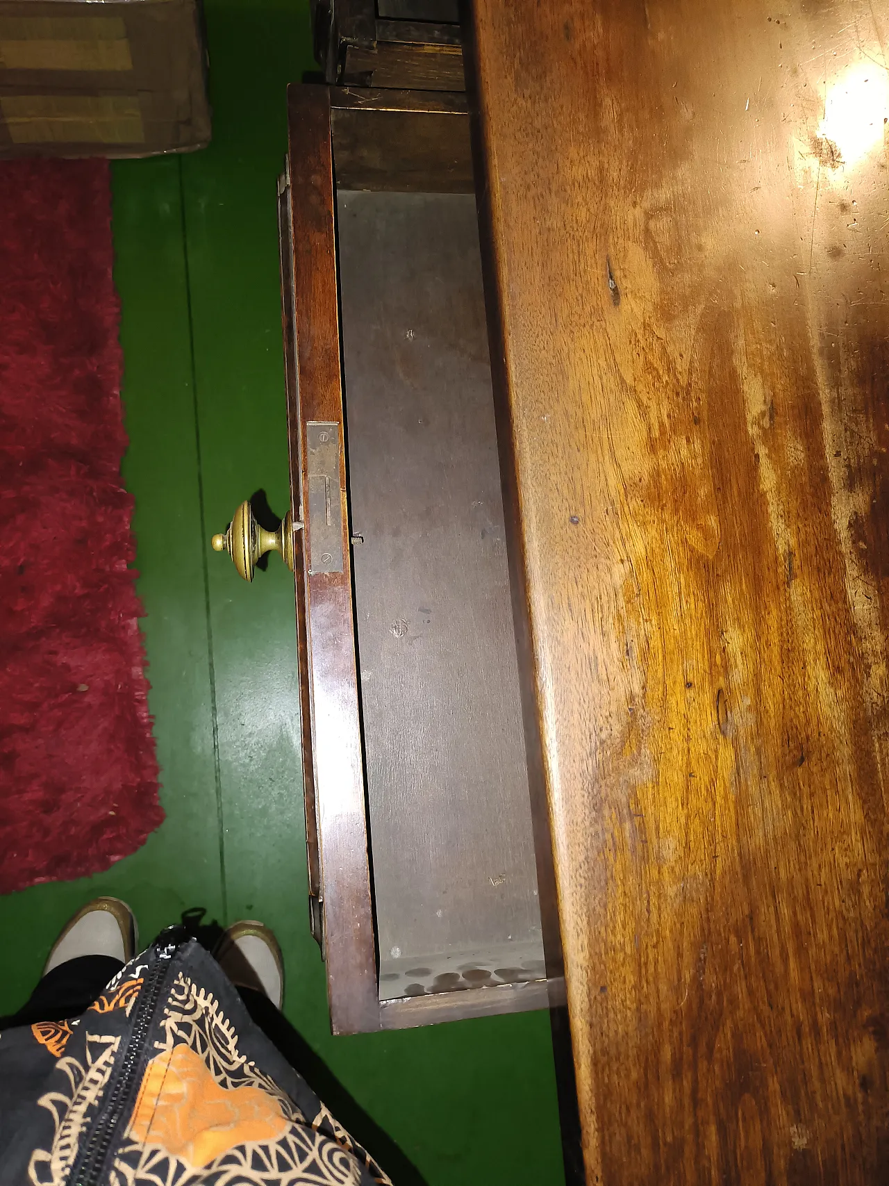 Tavolo da fattoria in legno con cassetti e gambe tornite, anni '50 9