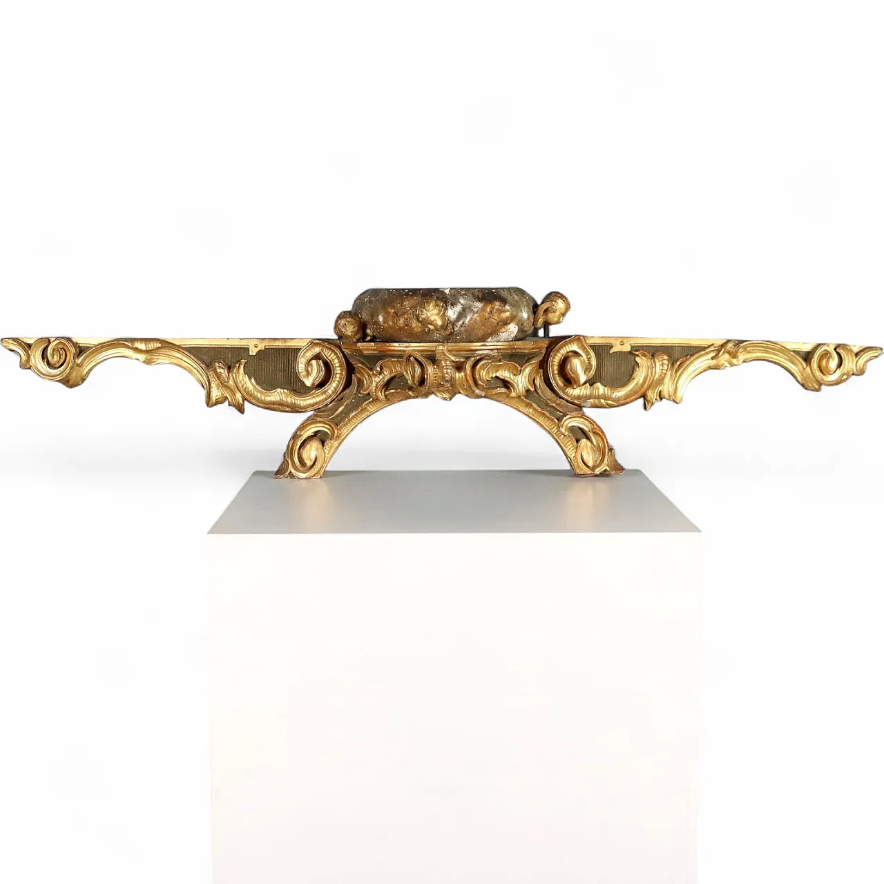 Carved, lacquered and gilded wooden canopy railing, 18th century 11