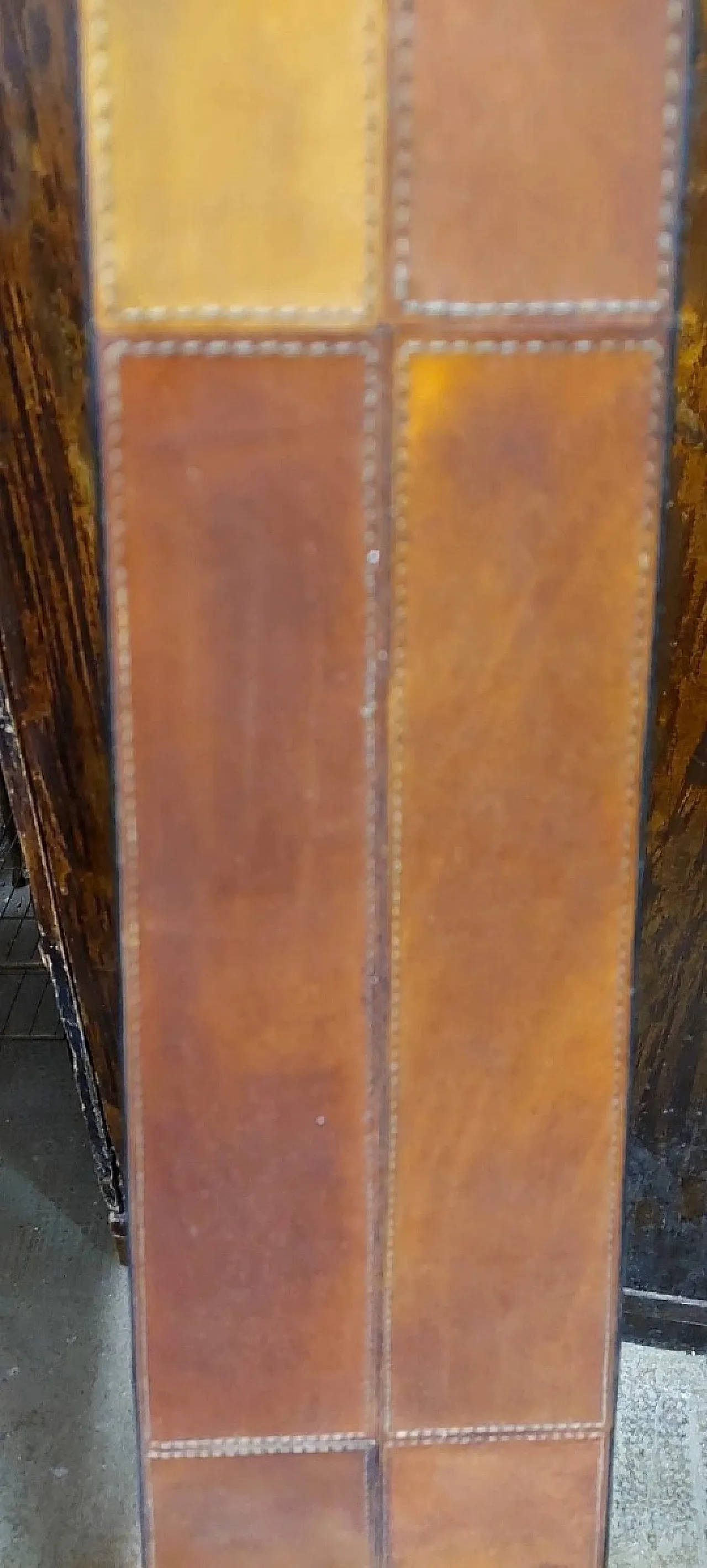 Lampada da tavolo in pelle a forma di obelisco, anni '70 7