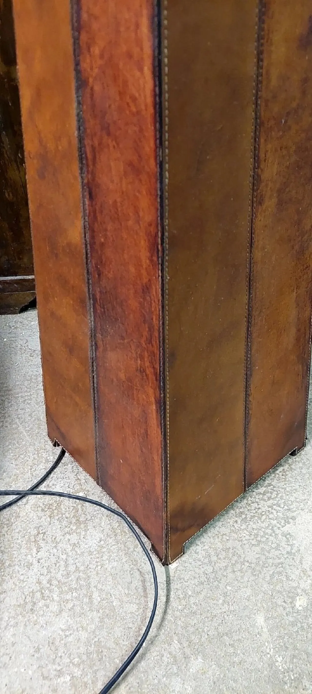 Lampada da tavolo in pelle a forma di obelisco, anni '70 8