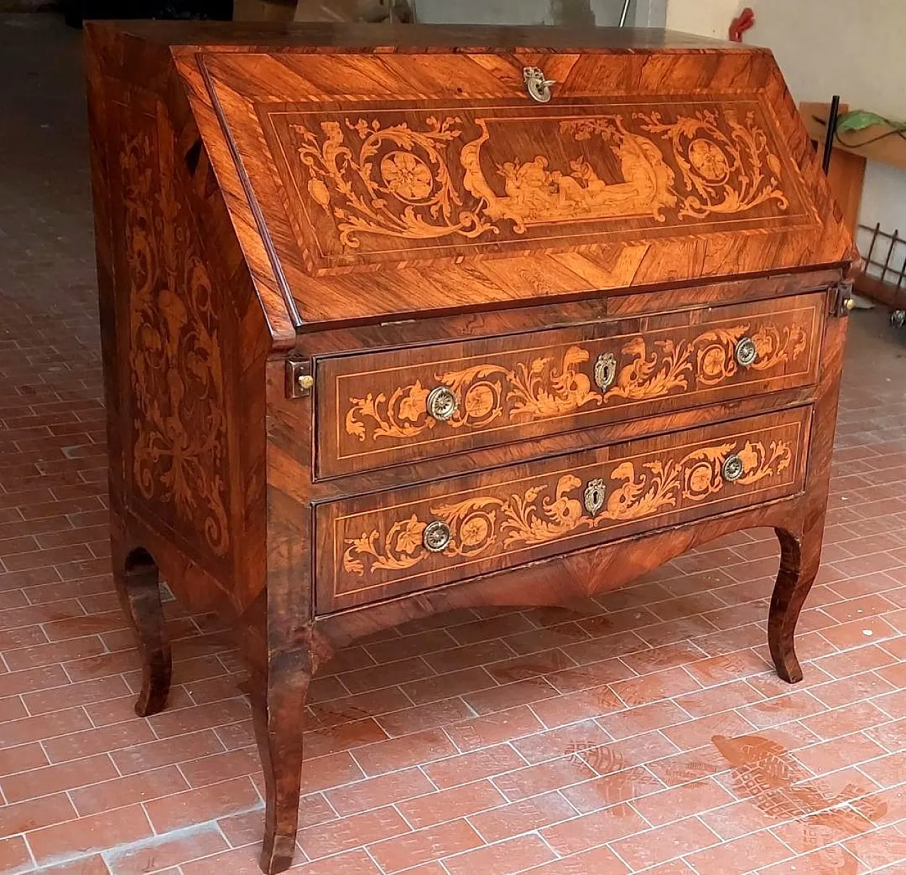 Inlaid wooden desk, mid-18th century 4