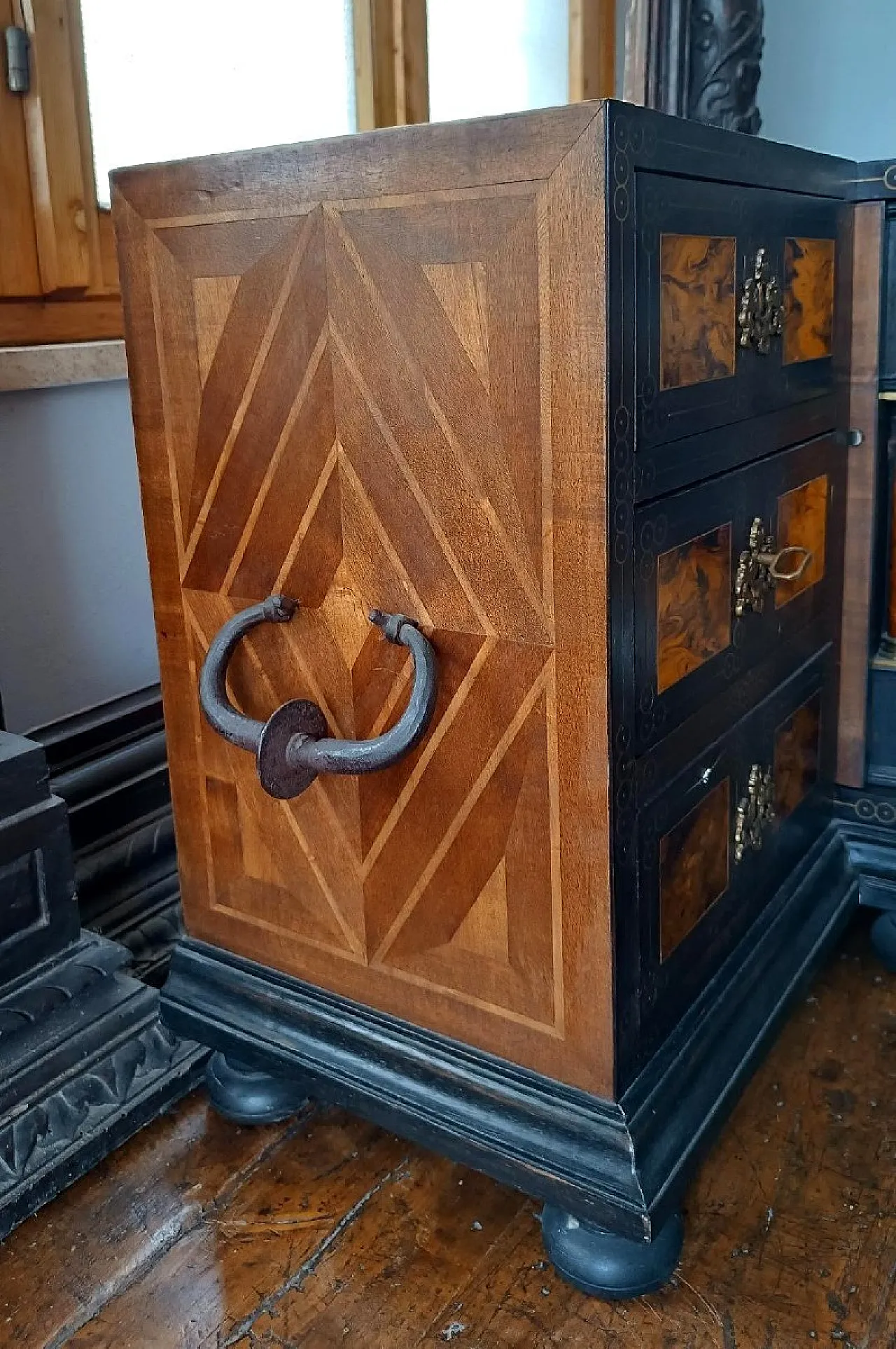 Rosewood and walnut burl cabinet with bronze inlays, 20th century 4