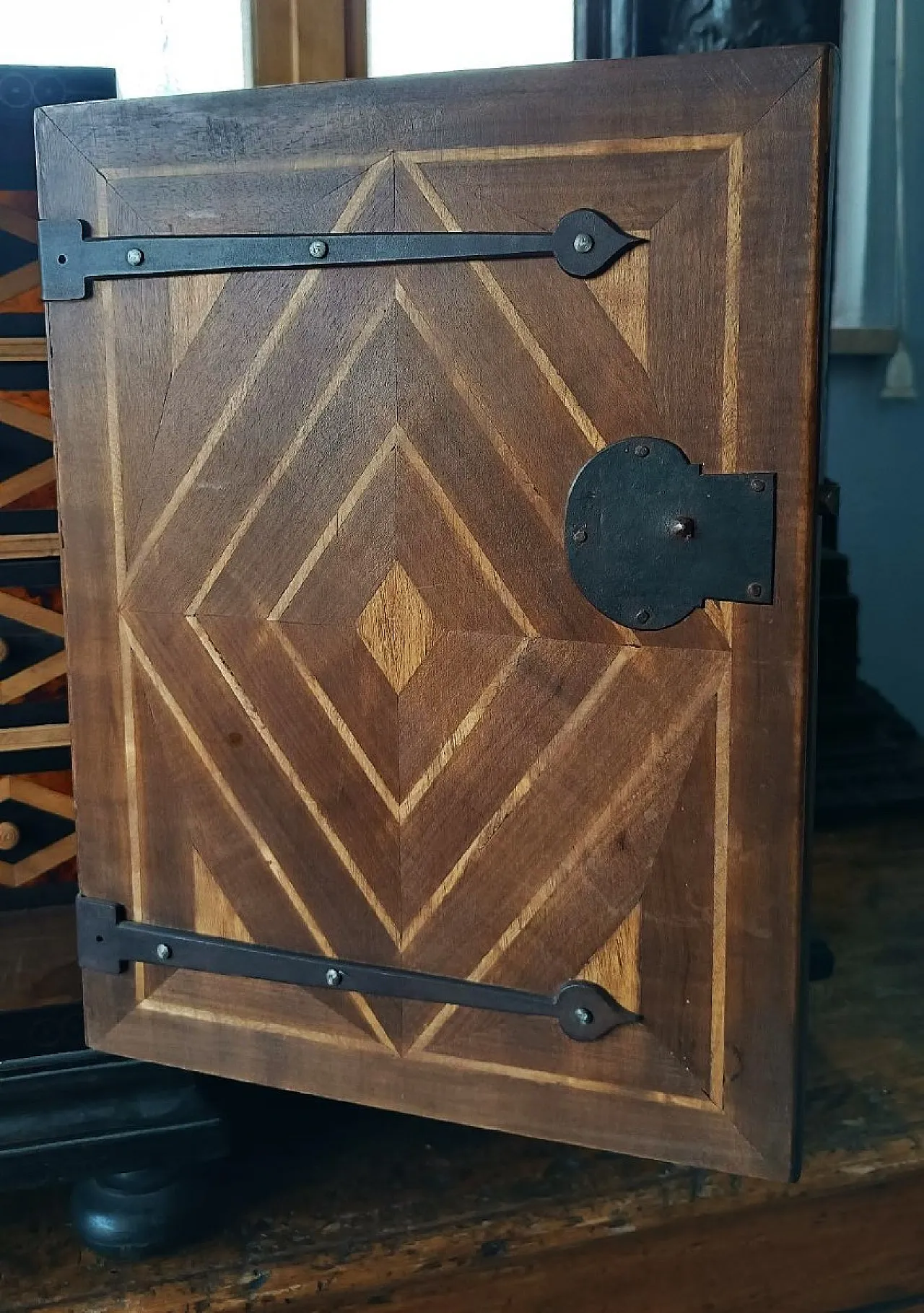 Rosewood and walnut burl cabinet with bronze inlays, 20th century 8