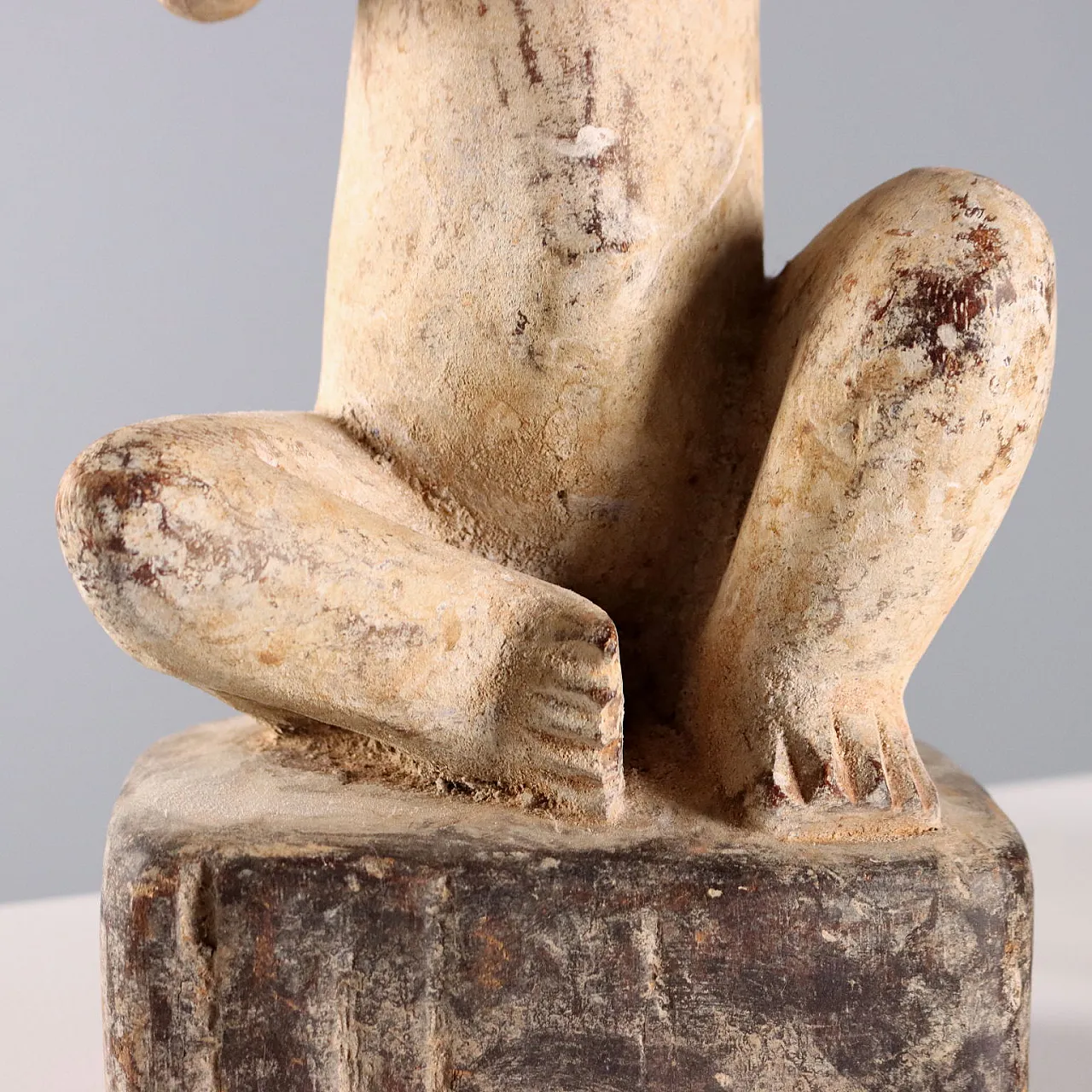 Figura in legno di un'antenata seduta, '900 7