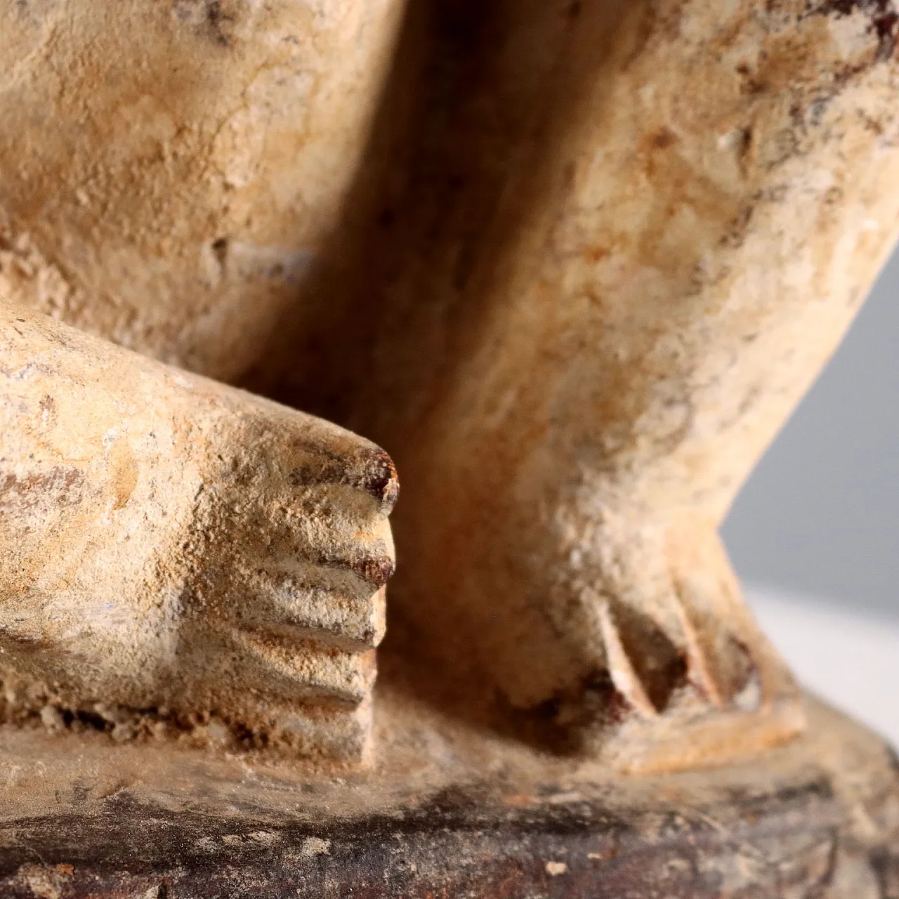 Figura in legno di un'antenata seduta, '900 8