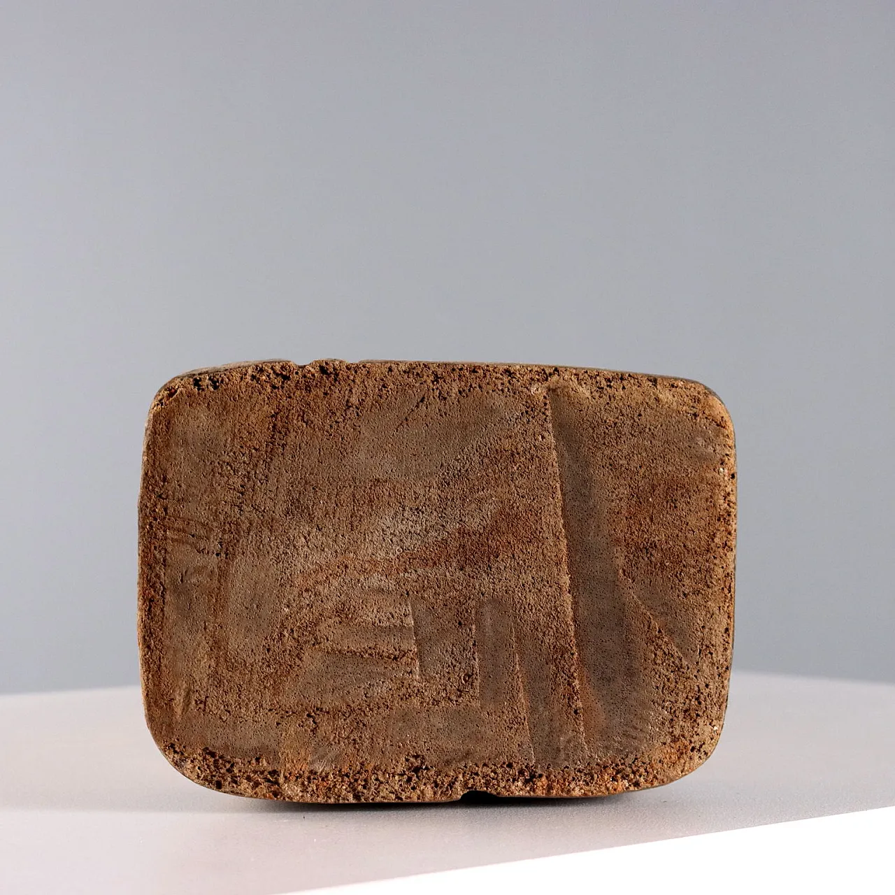 Figura in legno di un'antenata seduta, '900 10