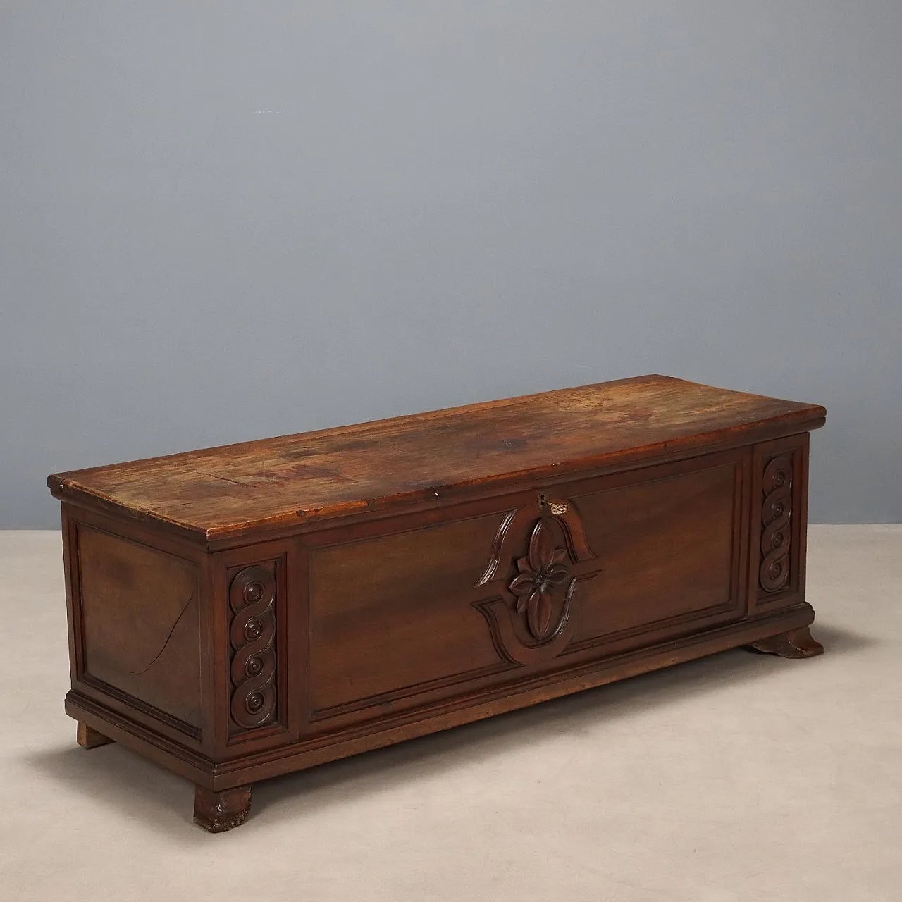 Walnut chest, late 18th century 1
