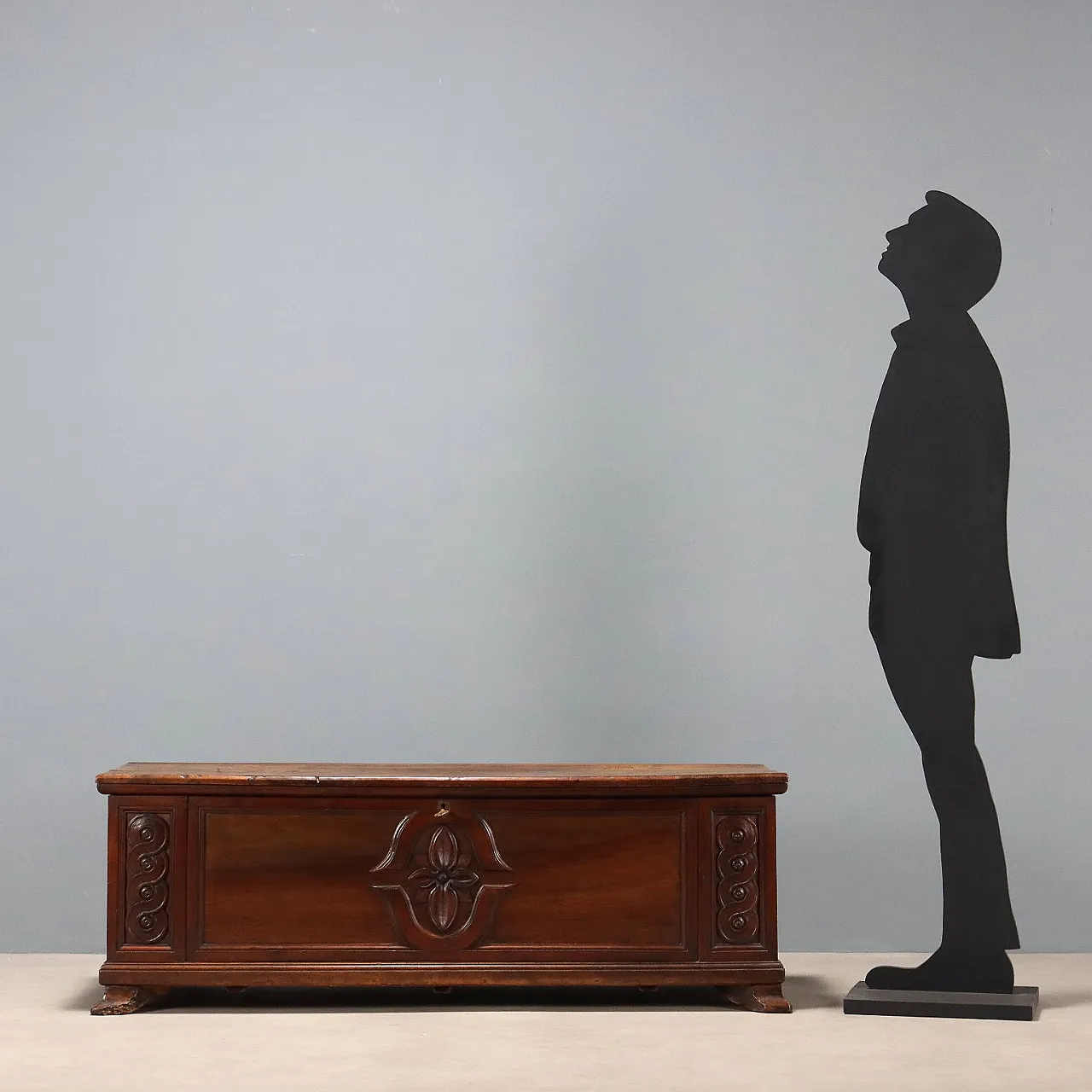 Walnut chest, late 18th century 2