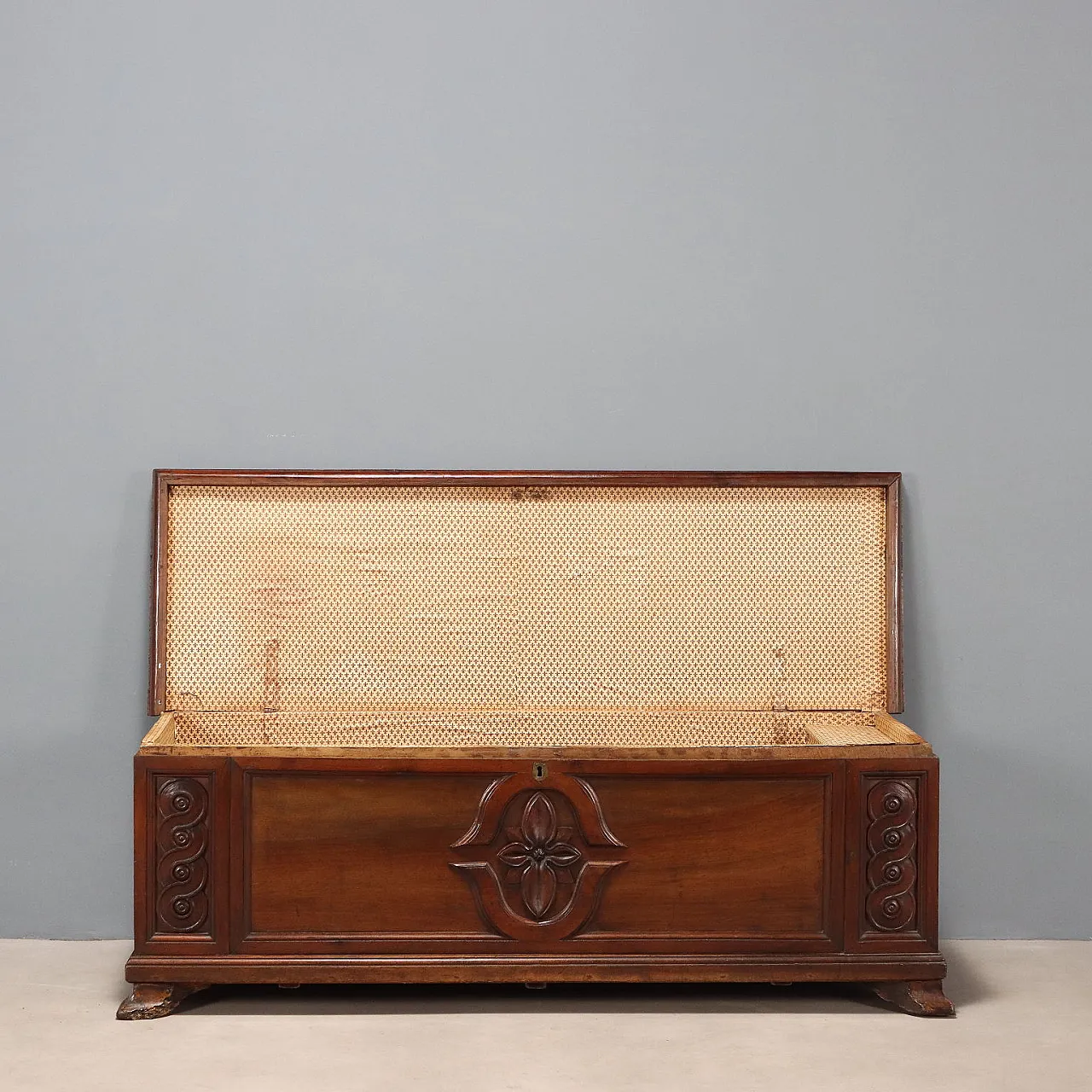Walnut chest, late 18th century 3