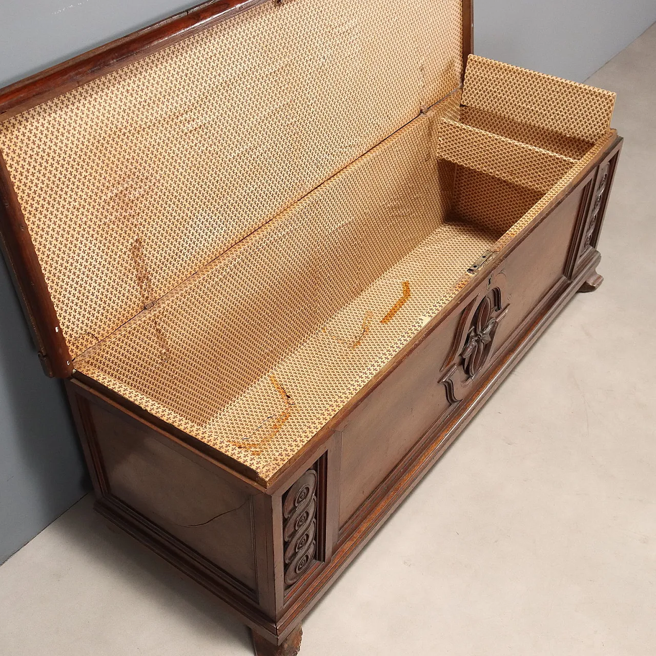 Walnut chest, late 18th century 4