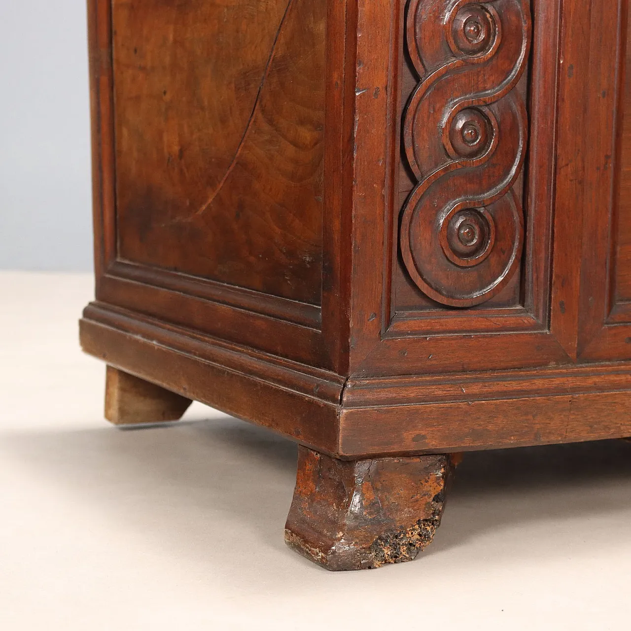 Walnut chest, late 18th century 6