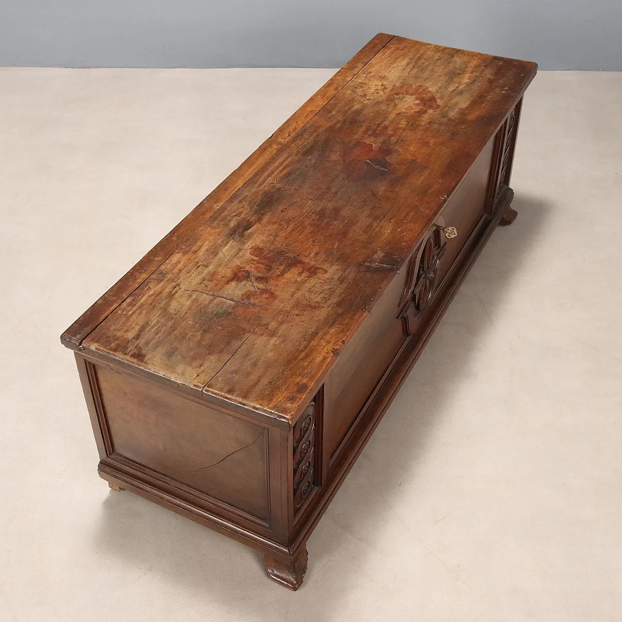 Walnut chest, late 18th century 7