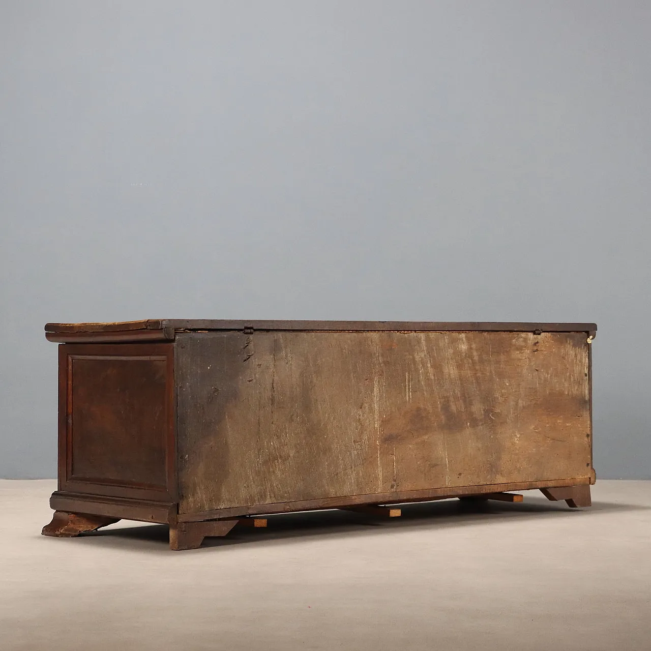 Walnut chest, late 18th century 8